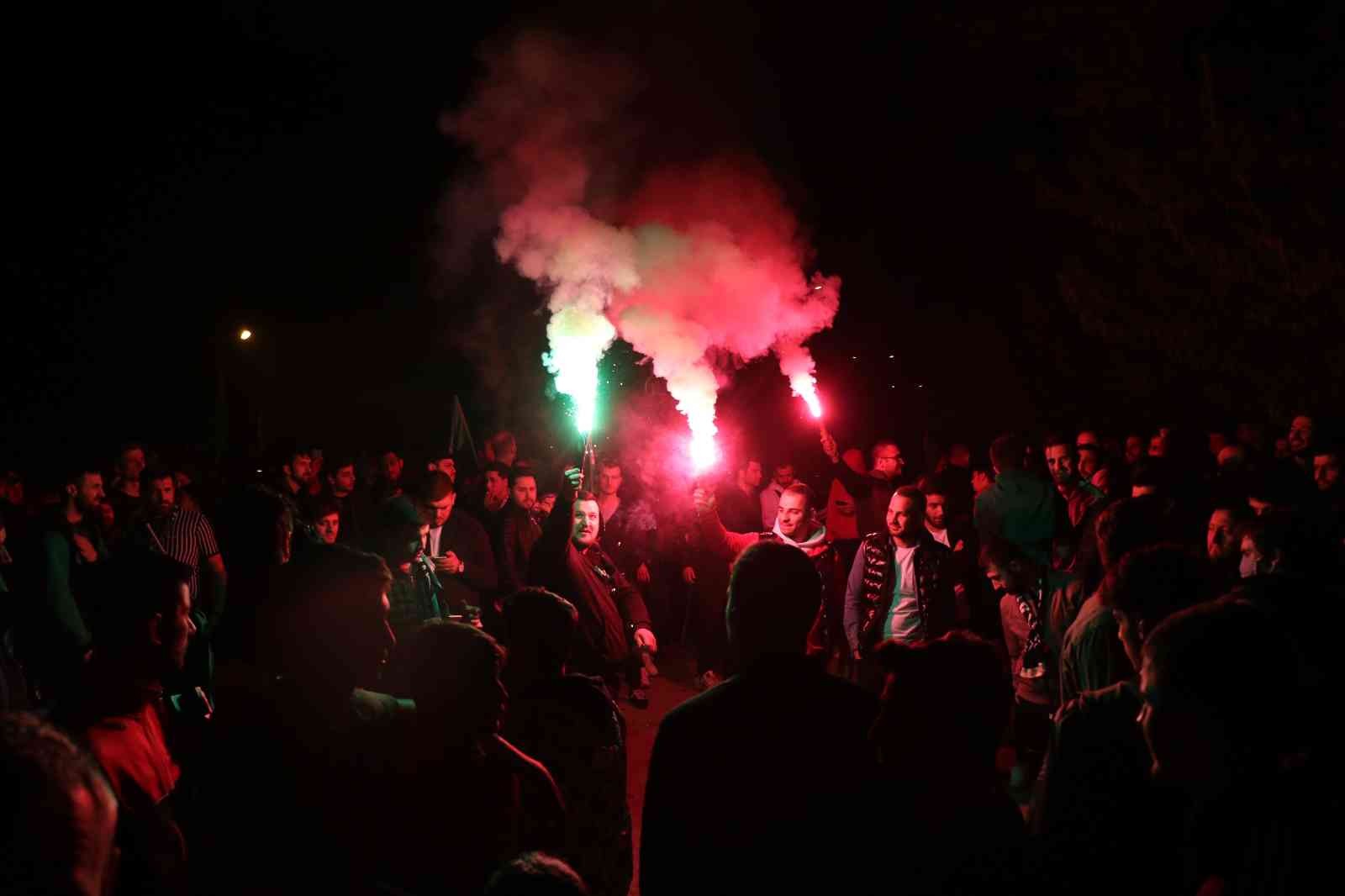 Şampiyonluğu garantileyen Sakaryaspor, saatler süren yolculuktan sonra Rüstemler Tesisi’nde meşaleler ve tezahüratlarla karşılandı. Şampiyonluk ...