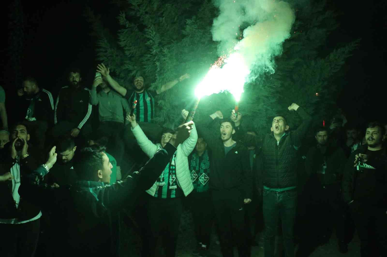 Şampiyonluğu garantileyen Sakaryaspor, saatler süren yolculuktan sonra Rüstemler Tesisi’nde meşaleler ve tezahüratlarla karşılandı. Şampiyonluk ...