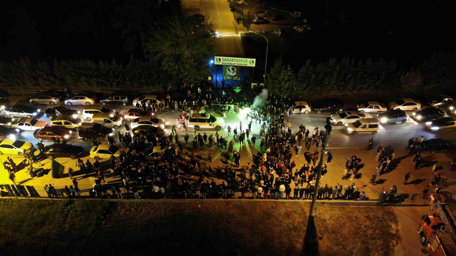 Şampiyonluğu garantileyen Sakaryaspor, saatler süren yolculuktan sonra Rüstemler Tesisi’nde meşaleler ve tezahüratlarla karşılandı. Şampiyonluk ...