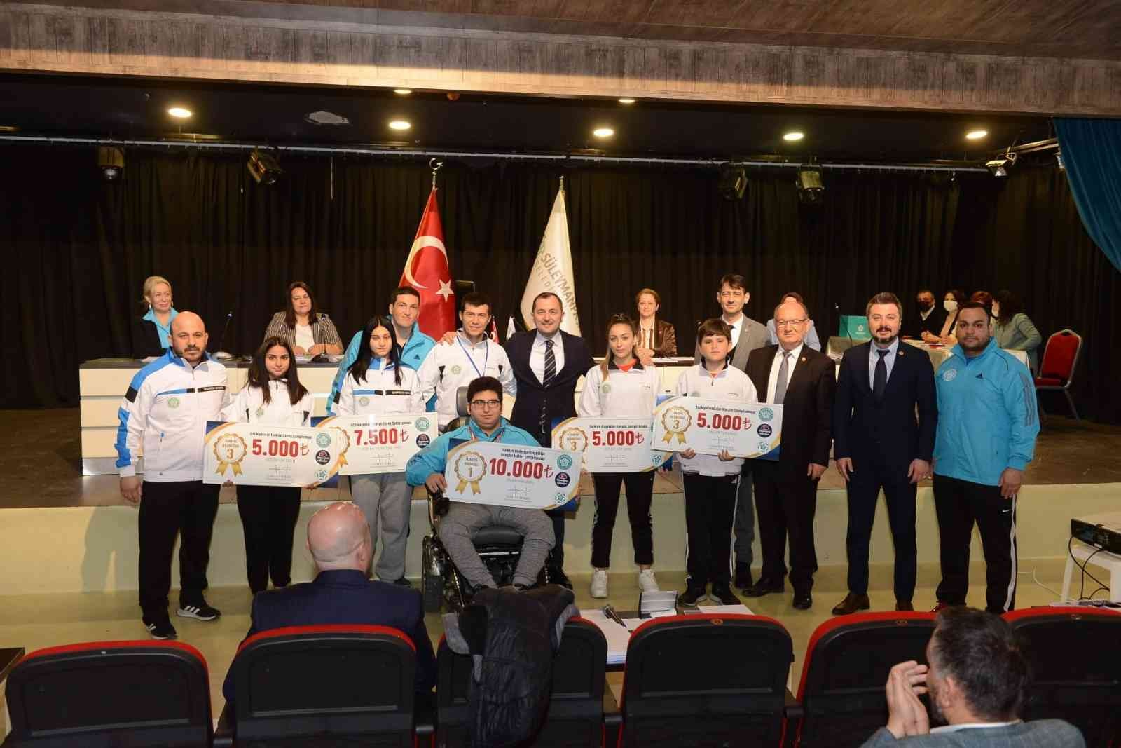 Tekirdağ’da Türkiye çapında dereceye giren sporcular, belediye tarafından ödüllendirildi. Karate, güreş ve halter dalında başarılı olan sporcular ...
