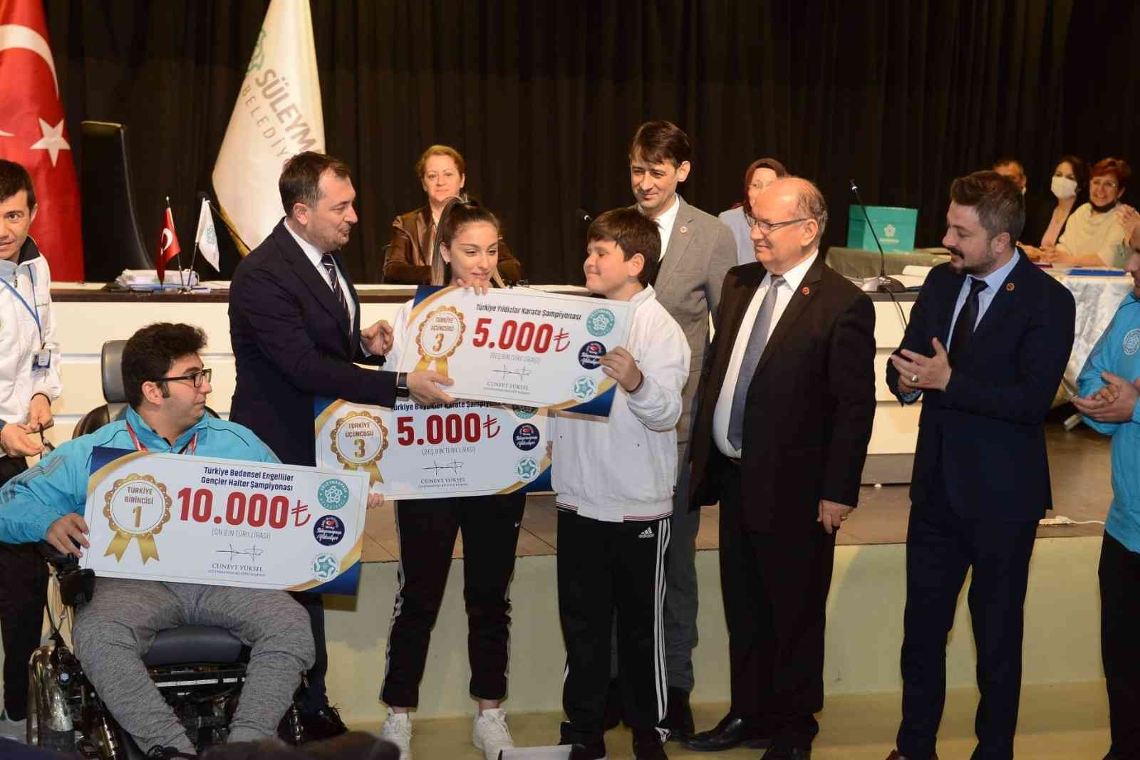 Tekirdağ’da Türkiye çapında dereceye giren sporcular, belediye tarafından ödüllendirildi. Karate, güreş ve halter dalında başarılı olan sporcular ...