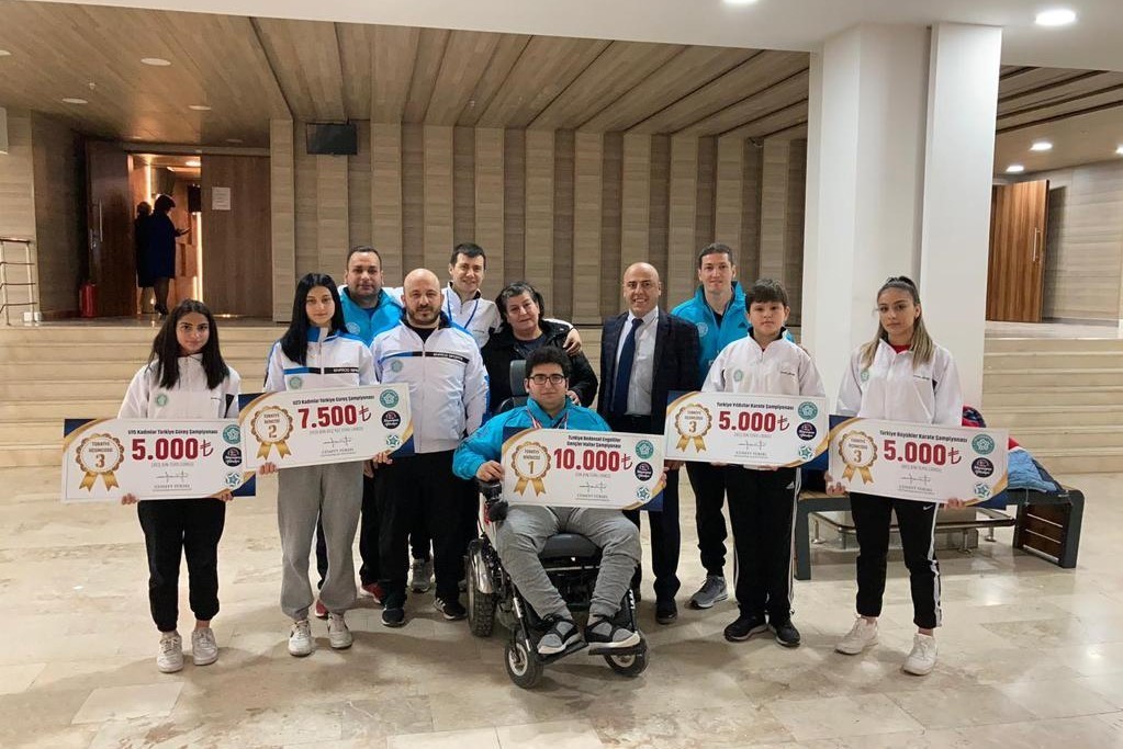 Tekirdağ’da Türkiye çapında dereceye giren sporcular, belediye tarafından ödüllendirildi. Karate, güreş ve halter dalında başarılı olan sporcular ...