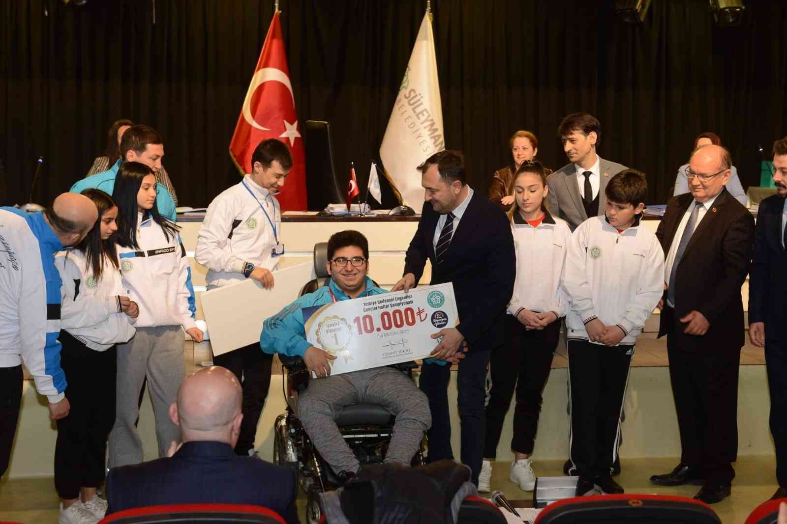 Tekirdağ’da Türkiye çapında dereceye giren sporcular, belediye tarafından ödüllendirildi. Karate, güreş ve halter dalında başarılı olan sporcular ...