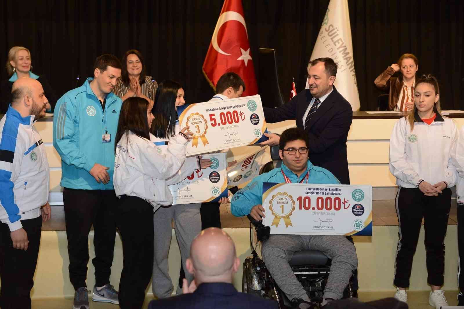 Tekirdağ’da Türkiye çapında dereceye giren sporcular, belediye tarafından ödüllendirildi. Karate, güreş ve halter dalında başarılı olan sporcular ...