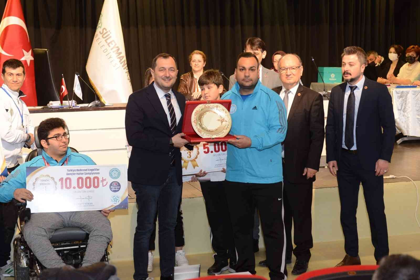 Tekirdağ’da Türkiye çapında dereceye giren sporcular, belediye tarafından ödüllendirildi. Karate, güreş ve halter dalında başarılı olan sporcular ...