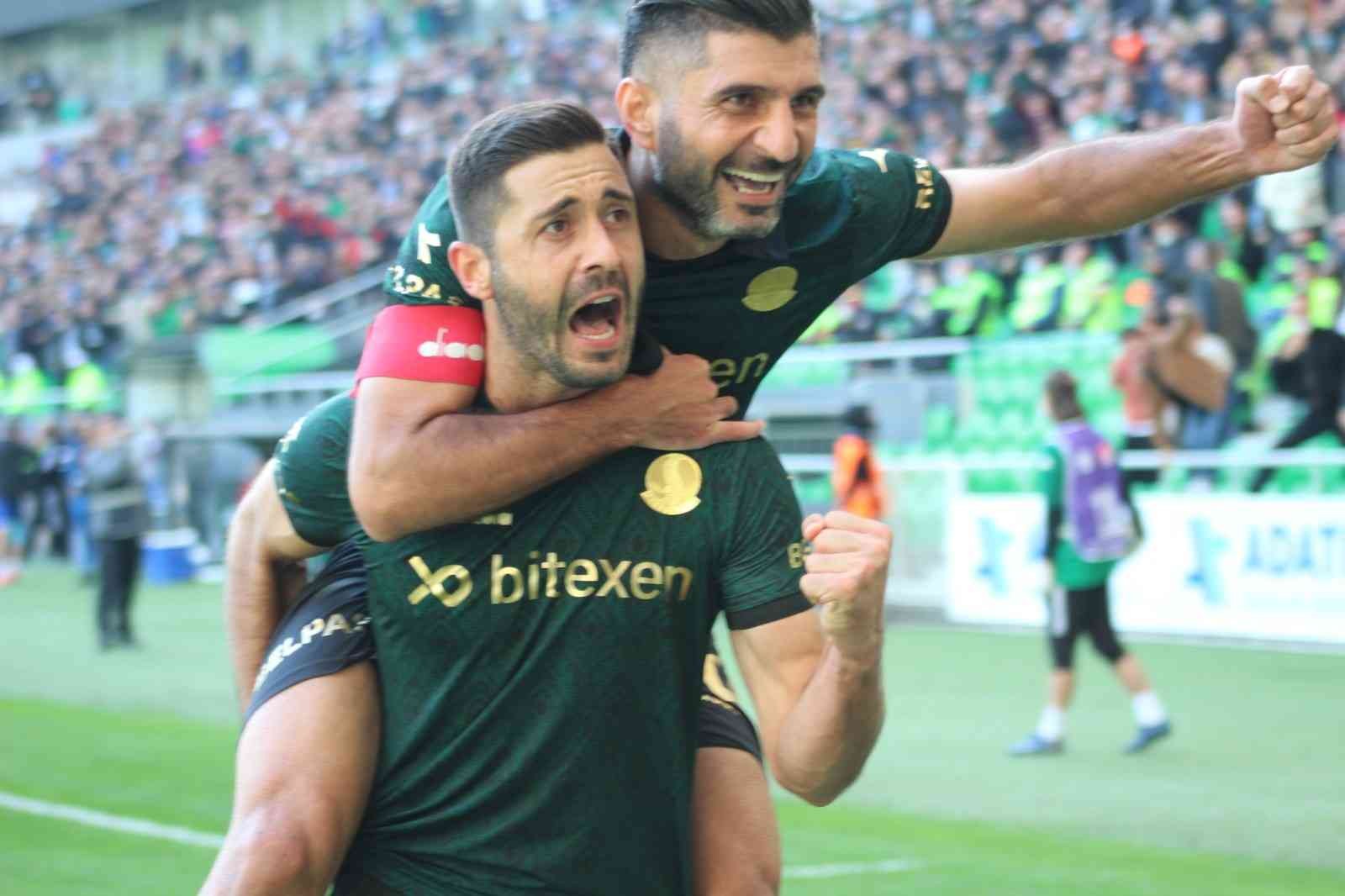Şampiyonluk yolundaki Sakaryaspor’un altın ayakları TFF 2. Lig’de 74 puanla liderliğini sürdüren Sakaryaspor’da gol yükünü iki isim sırtlıyor. Ozan Sol ve Tahir Babaoğlu attıkları gollerle yeşil ...