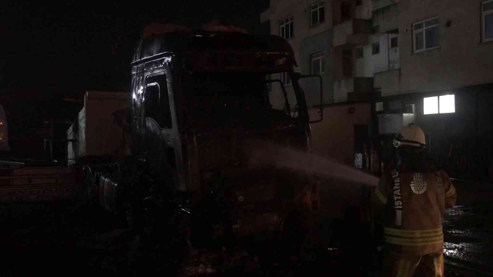 Sancaktepe’de park halindeki tır yandı Sancaktepe’de tır satışı yapan bir iş yerinin otoparkında park halinde bulunan tır belirlenemeyen bir nedenle yandı. Yangın sonrası yanan tır ...