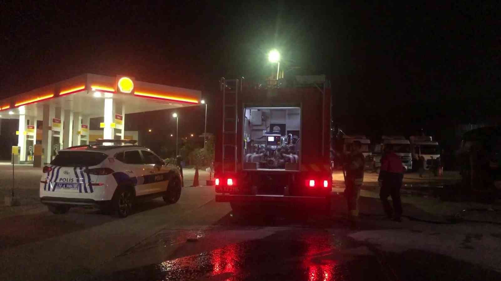 Sancaktepe’de park halindeki tır yandı Sancaktepe’de tır satışı yapan bir iş yerinin otoparkında park halinde bulunan tır belirlenemeyen bir nedenle yandı. Yangın sonrası yanan tır ...