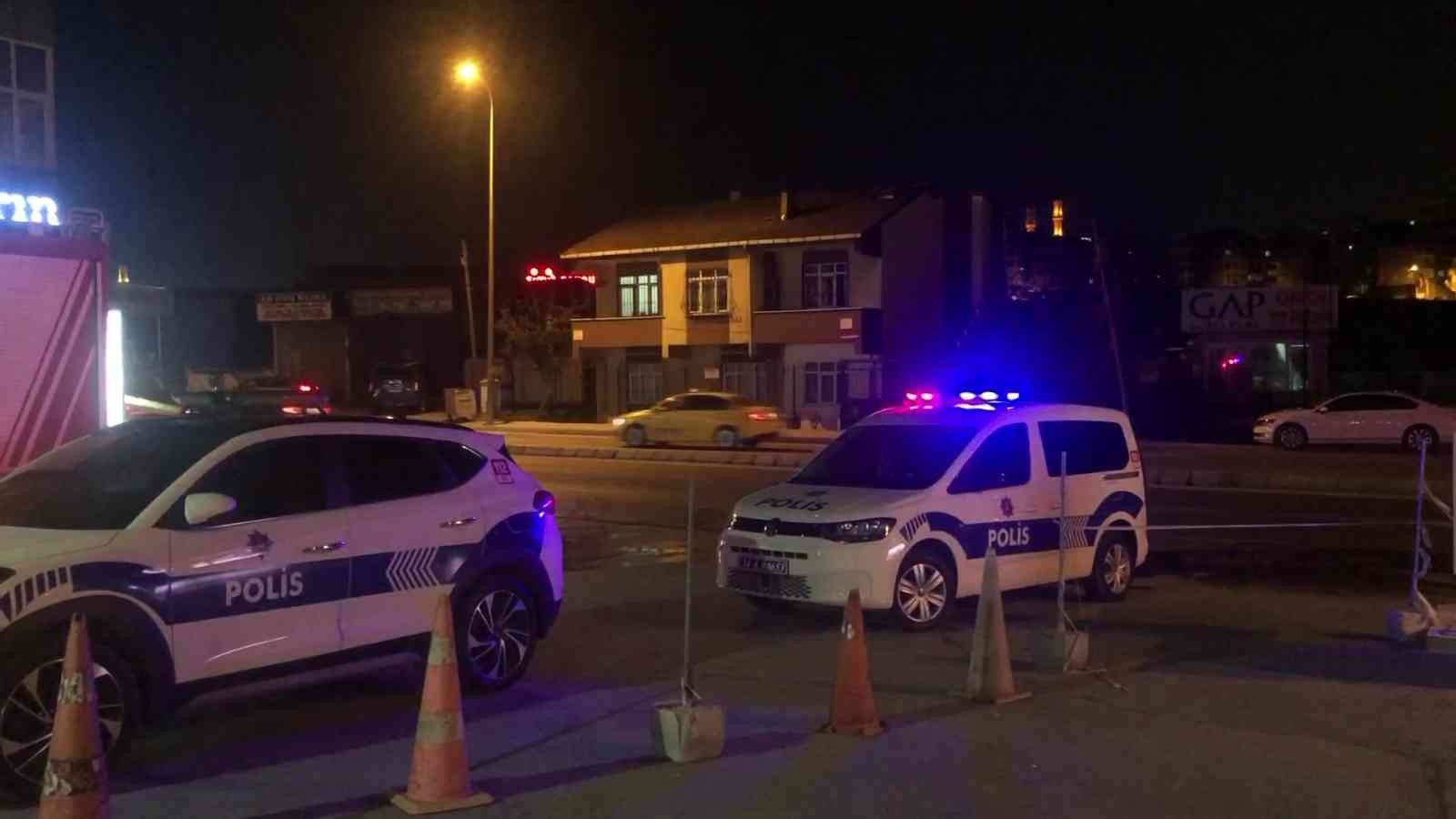 Sancaktepe’de park halindeki tır yandı Sancaktepe’de tır satışı yapan bir iş yerinin otoparkında park halinde bulunan tır belirlenemeyen bir nedenle yandı. Yangın sonrası yanan tır ...