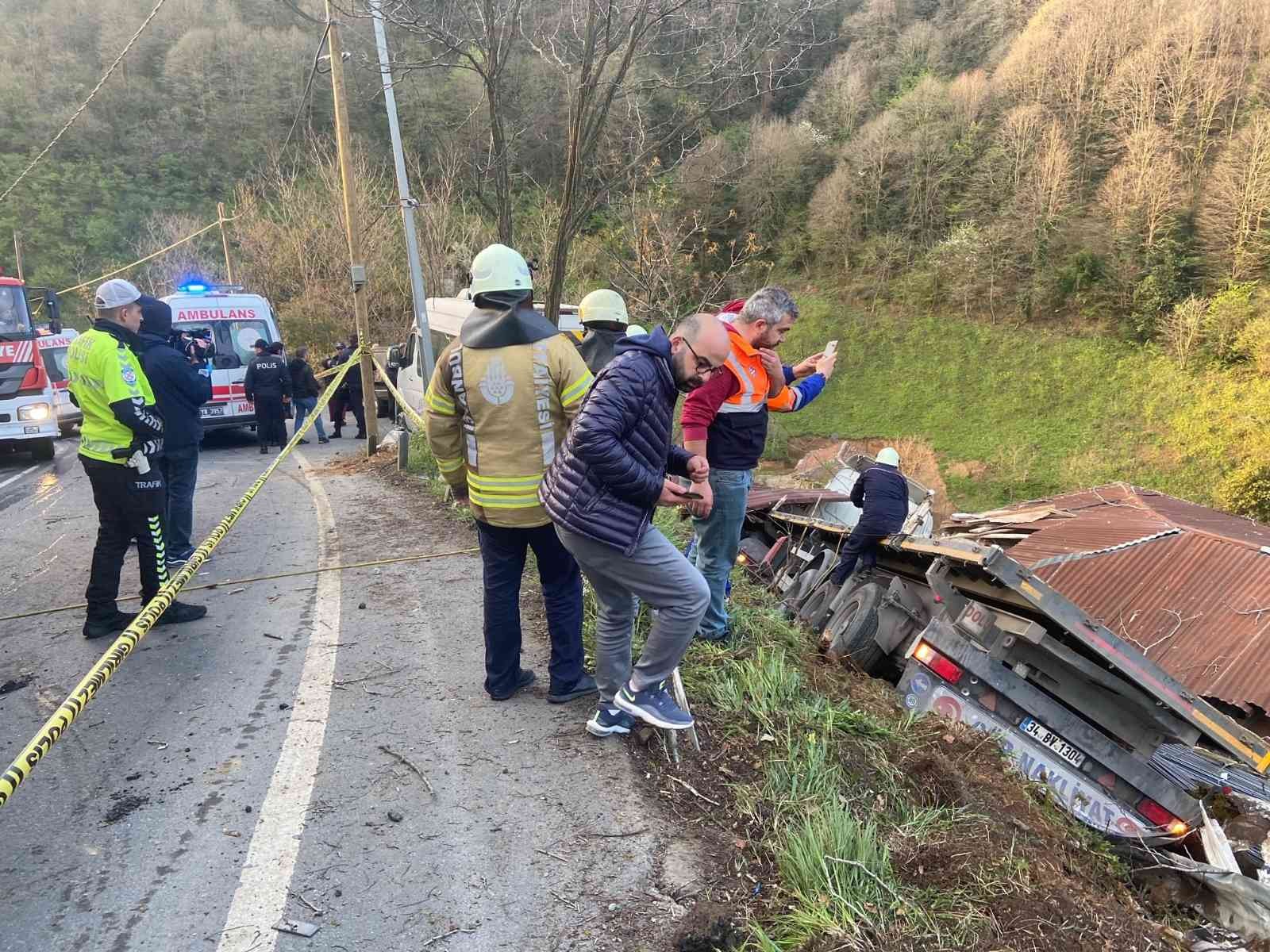 Sarıyer’de yokuş aşağı inen inşat demiri yüklü tır, sürücüsünün direksiyon hakimiyetini kaybetmesiyle gecekonduların üzerine uçtu. 3 gecekondunun ...