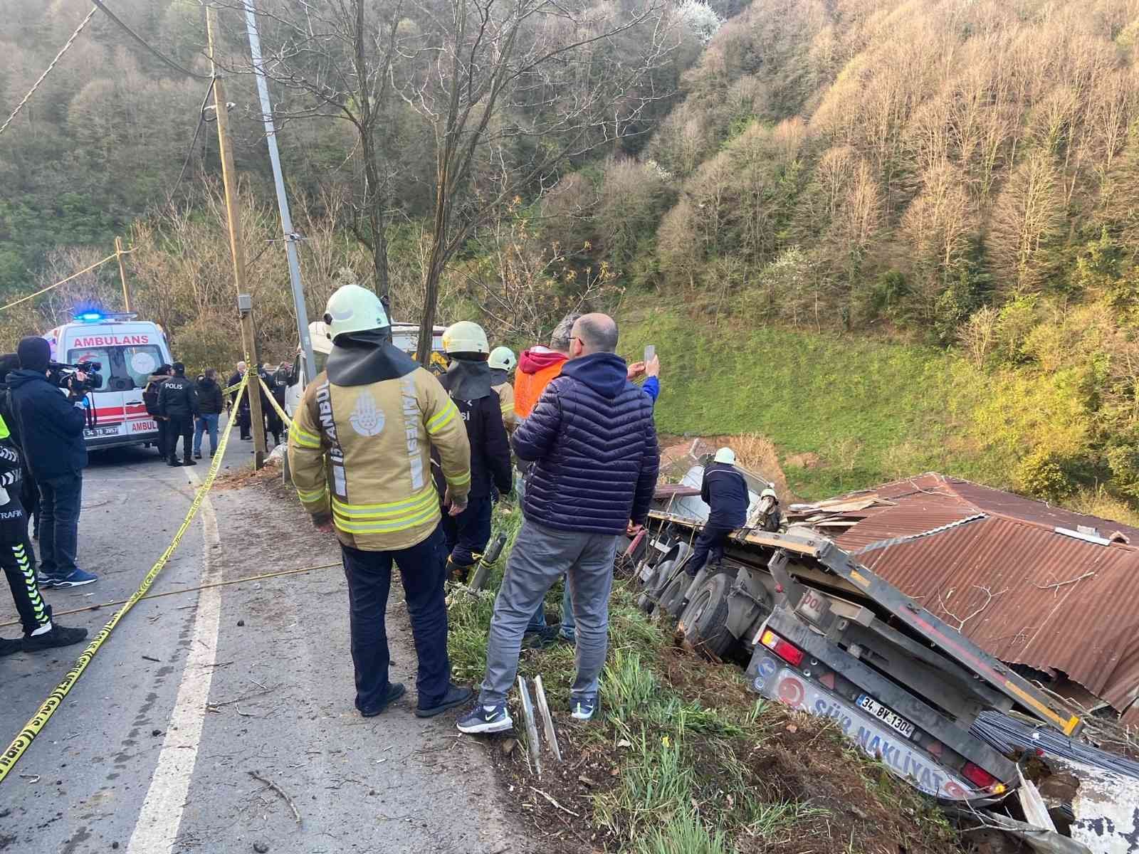 Sarıyer’de yokuş aşağı inen inşat demiri yüklü tır, sürücüsünün direksiyon hakimiyetini kaybetmesiyle gecekonduların üzerine uçtu. 3 gecekondunun ...