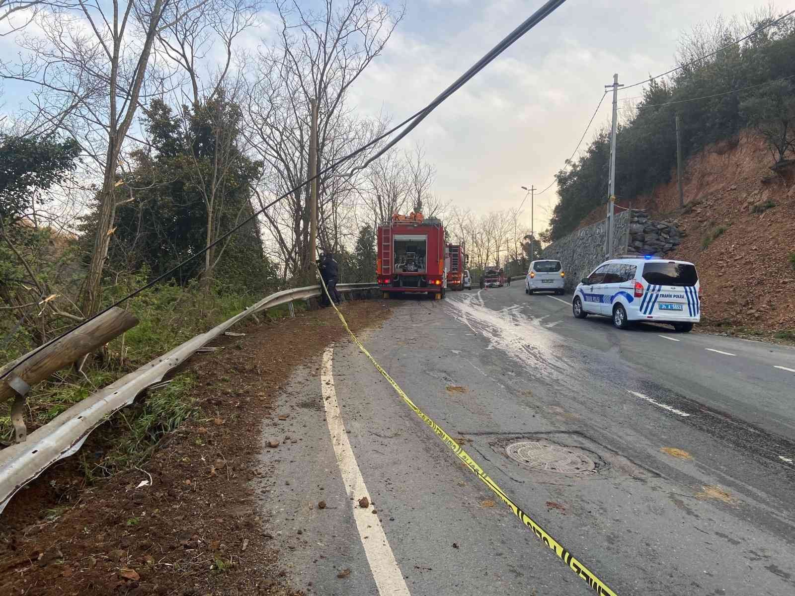 Sarıyer’de yokuş aşağı inen inşat demiri yüklü tır, sürücüsünün direksiyon hakimiyetini kaybetmesiyle gecekonduların üzerine uçtu. 3 gecekondunun ...