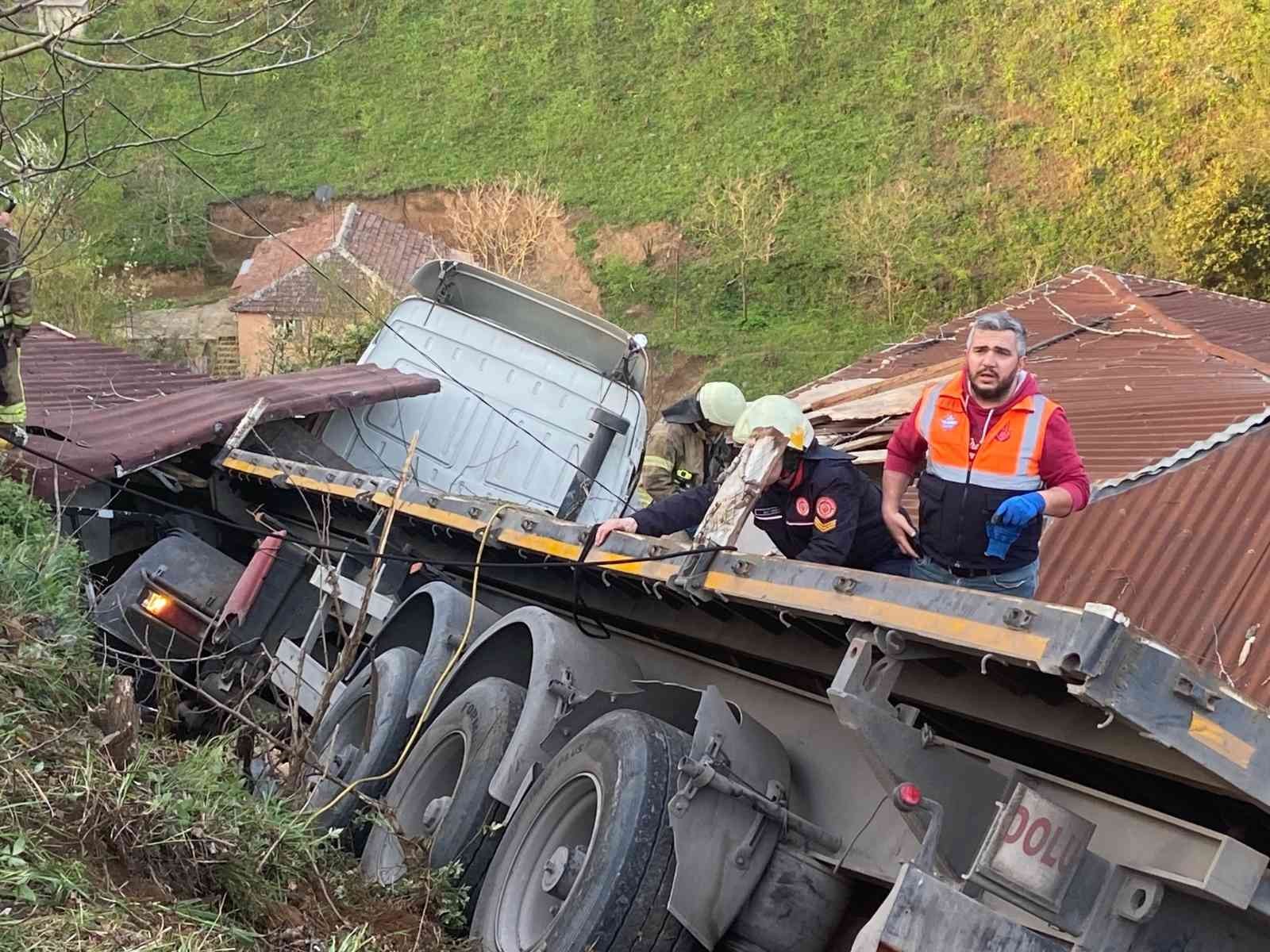 Sarıyer’de yokuş aşağı inen inşat demiri yüklü tır, sürücüsünün direksiyon hakimiyetini kaybetmesiyle gecekonduların üzerine uçtu. 3 gecekondunun ...