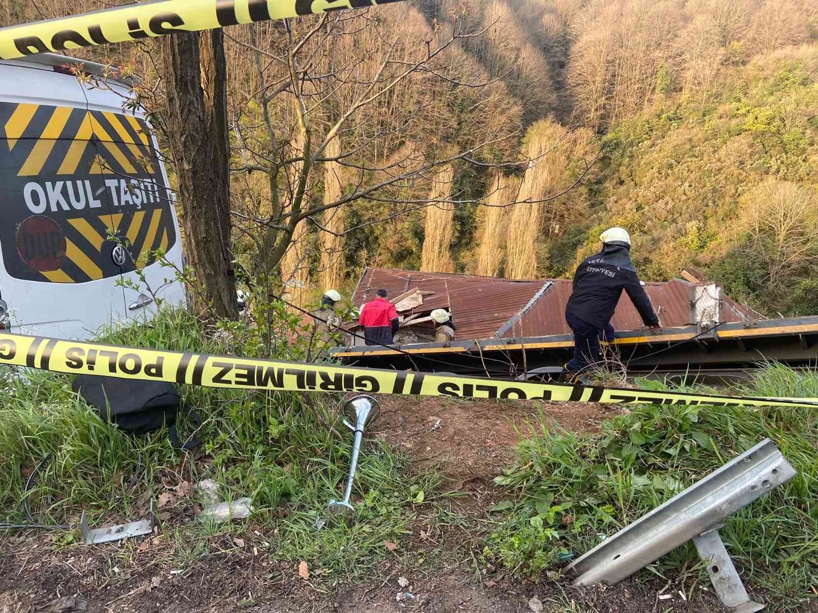 Sarıyer’de yokuş aşağı inen inşat demiri yüklü tır, sürücüsünün direksiyon hakimiyetini kaybetmesiyle gecekonduların üzerine uçtu. 3 gecekondunun ...