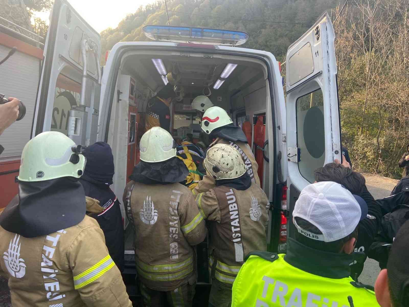 Sarıyer’de yokuş aşağı inen inşat demiri yüklü tır, sürücüsünün direksiyon hakimiyetini kaybetmesiyle gecekonduların üzerine uçtu. 3 gecekondunun ...