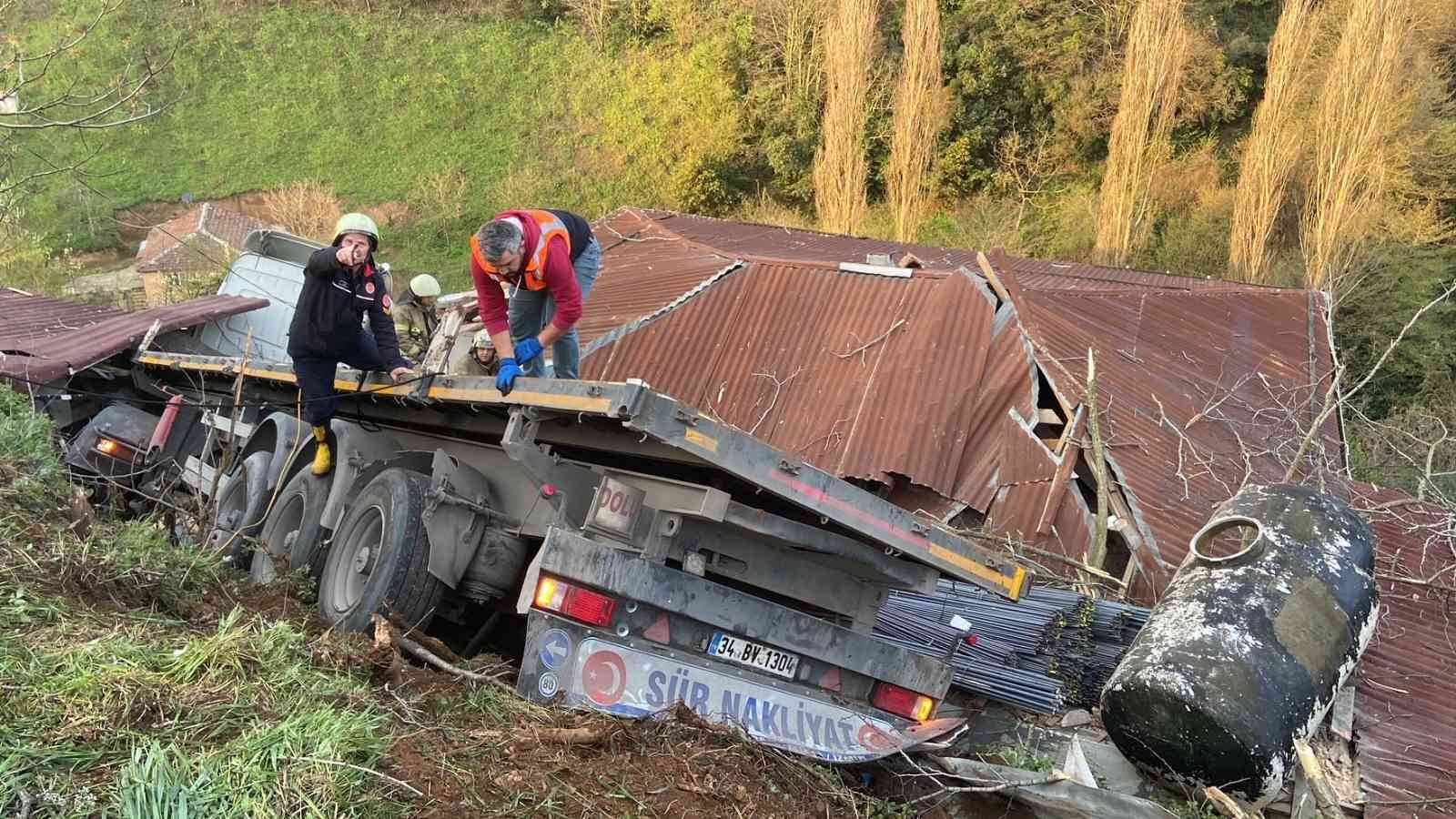 Sarıyer’de yokuş aşağı inen inşat demiri yüklü tır, sürücüsünün direksiyon hakimiyetini kaybetmesiyle gecekonduların üzerine uçtu. 3 gecekondunun ...