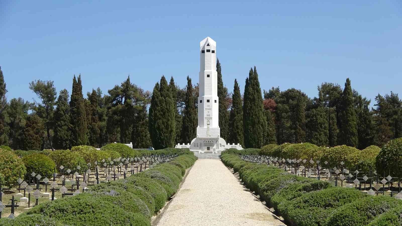 Seddülbahir Kalesi restorasyonunda bulunan Fransız askerlerinin kemikleri törenle defnedildi Çanakkale’de Seddülbahir Kalesi restorasyon projesi çerçevesinde sürdürülen arkeolojik alan çalışmalarında bulunan 17 Fransız askerine ait ...