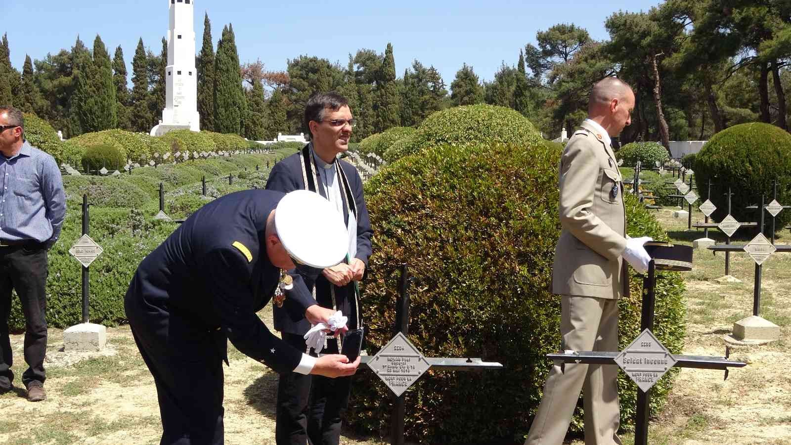 Seddülbahir Kalesi restorasyonunda bulunan Fransız askerlerinin kemikleri törenle defnedildi Çanakkale’de Seddülbahir Kalesi restorasyon projesi çerçevesinde sürdürülen arkeolojik alan çalışmalarında bulunan 17 Fransız askerine ait ...