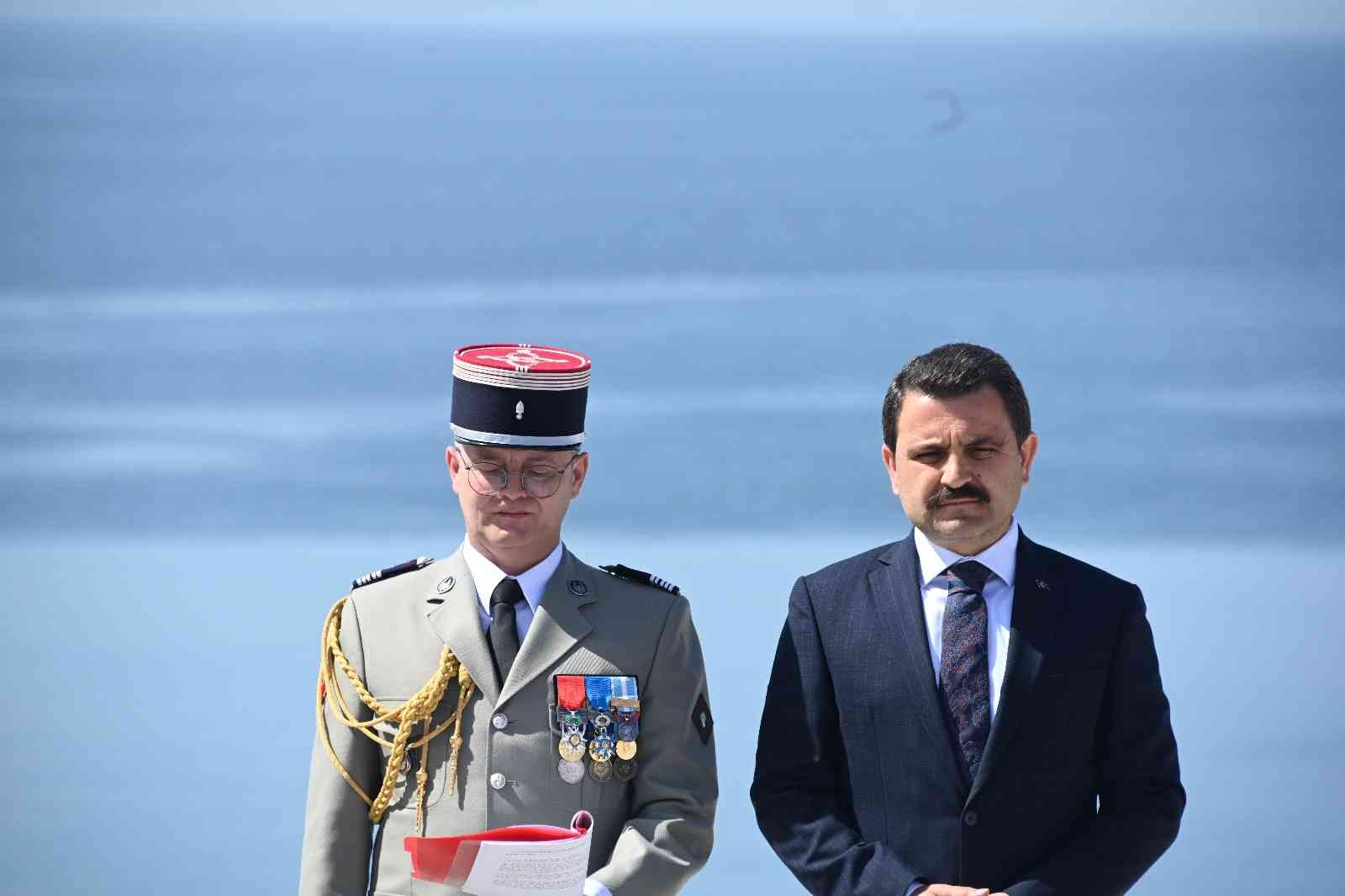 Seddülbahir Kalesi restorasyonunda bulunan Fransız askerlerinin kemikleri törenle defnedildi Çanakkale’de Seddülbahir Kalesi restorasyon projesi çerçevesinde sürdürülen arkeolojik alan çalışmalarında bulunan 17 Fransız askerine ait ...