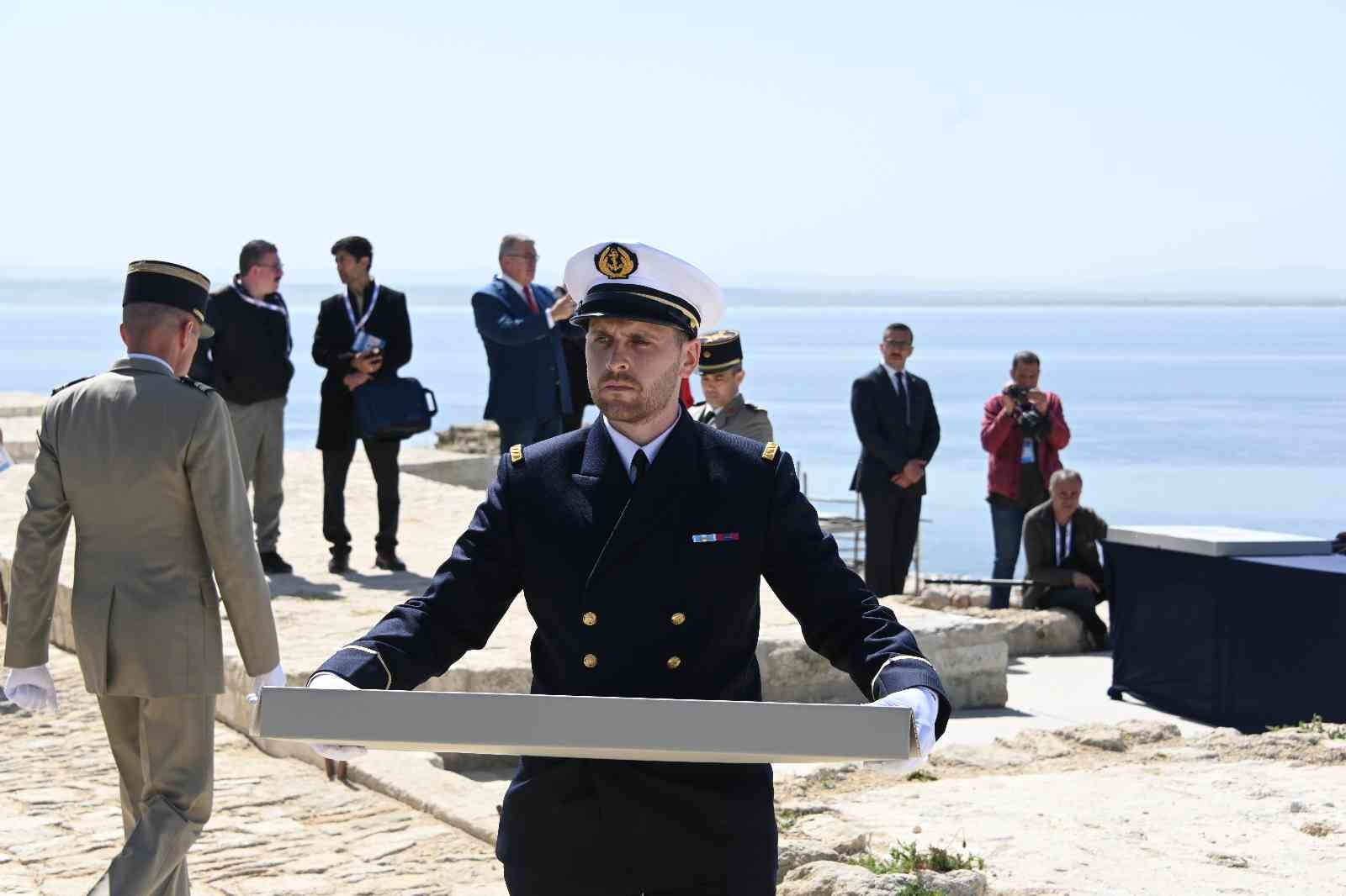 Seddülbahir Kalesi restorasyonunda bulunan Fransız askerlerinin kemikleri törenle defnedildi Çanakkale’de Seddülbahir Kalesi restorasyon projesi çerçevesinde sürdürülen arkeolojik alan çalışmalarında bulunan 17 Fransız askerine ait ...