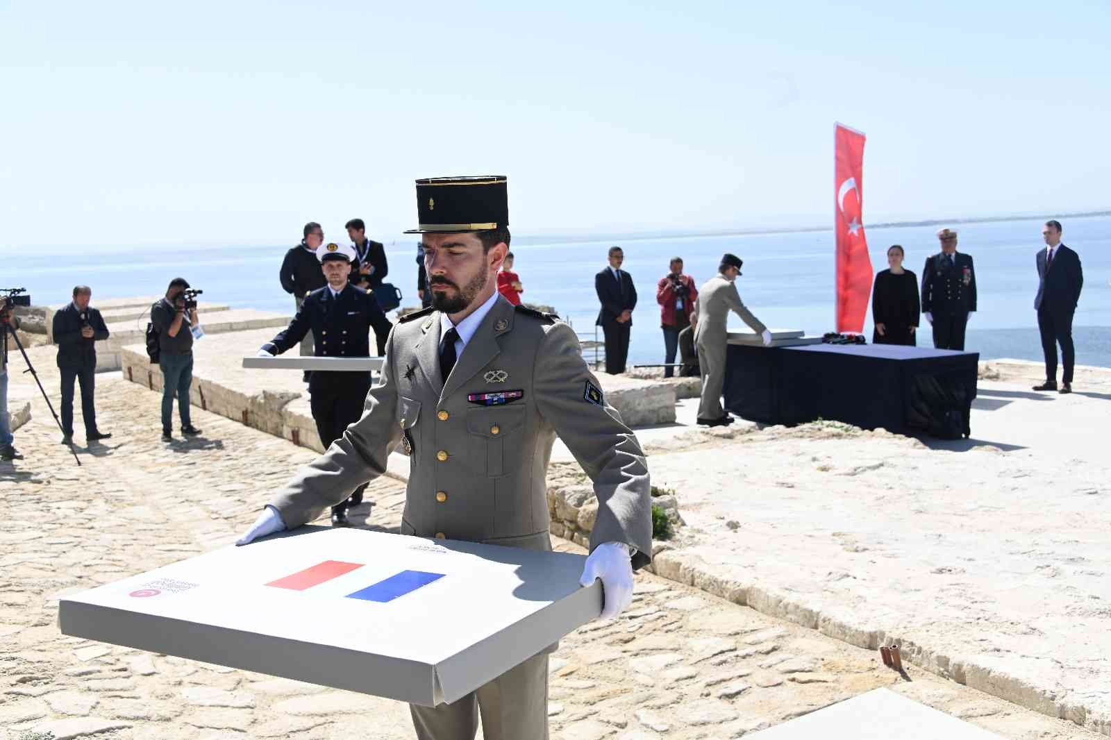 Seddülbahir Kalesi restorasyonunda bulunan Fransız askerlerinin kemikleri törenle defnedildi Çanakkale’de Seddülbahir Kalesi restorasyon projesi çerçevesinde sürdürülen arkeolojik alan çalışmalarında bulunan 17 Fransız askerine ait ...