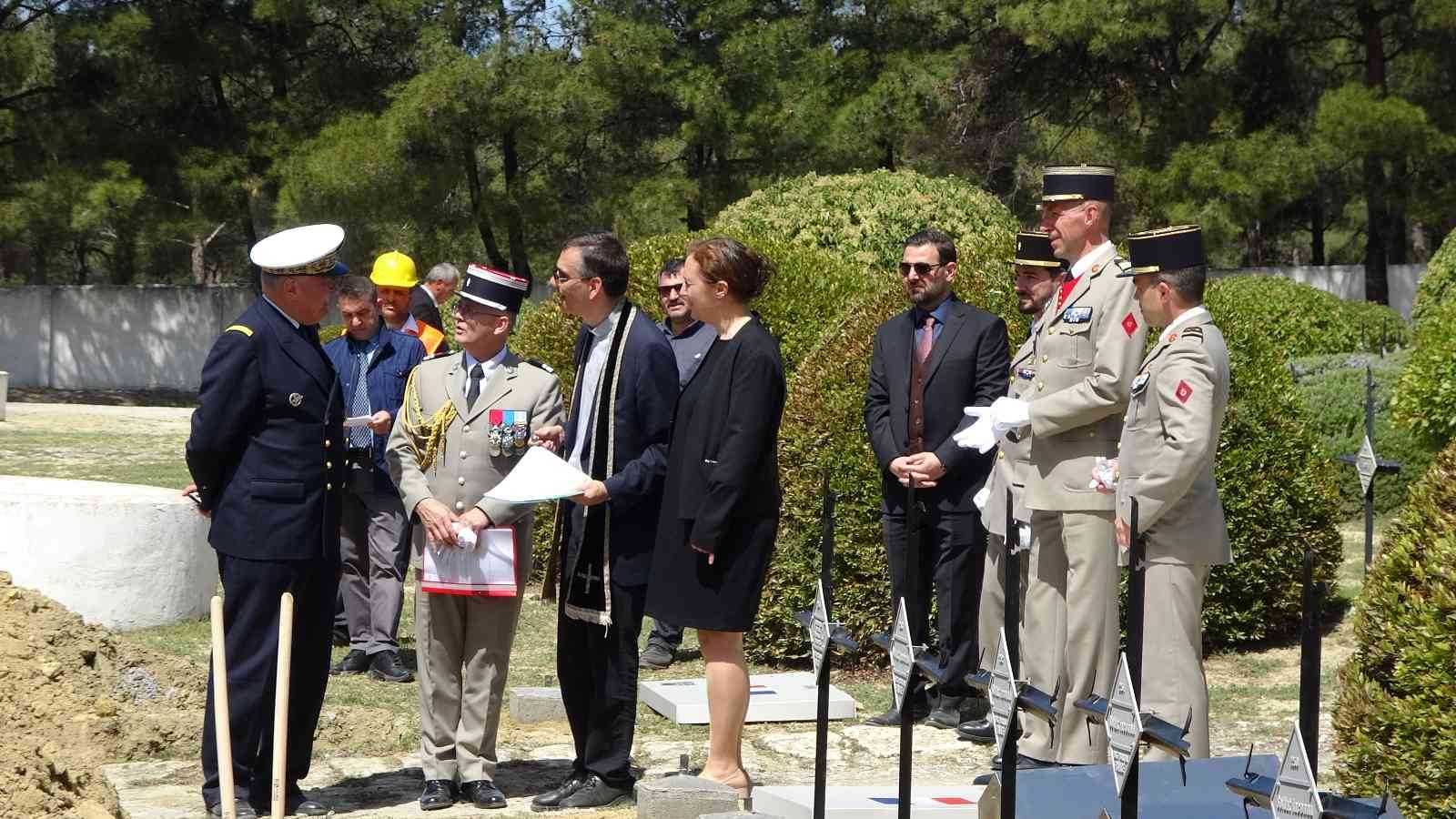 Seddülbahir Kalesi restorasyonunda bulunan Fransız askerlerinin kemikleri törenle defnedildi Çanakkale’de Seddülbahir Kalesi restorasyon projesi çerçevesinde sürdürülen arkeolojik alan çalışmalarında bulunan 17 Fransız askerine ait ...