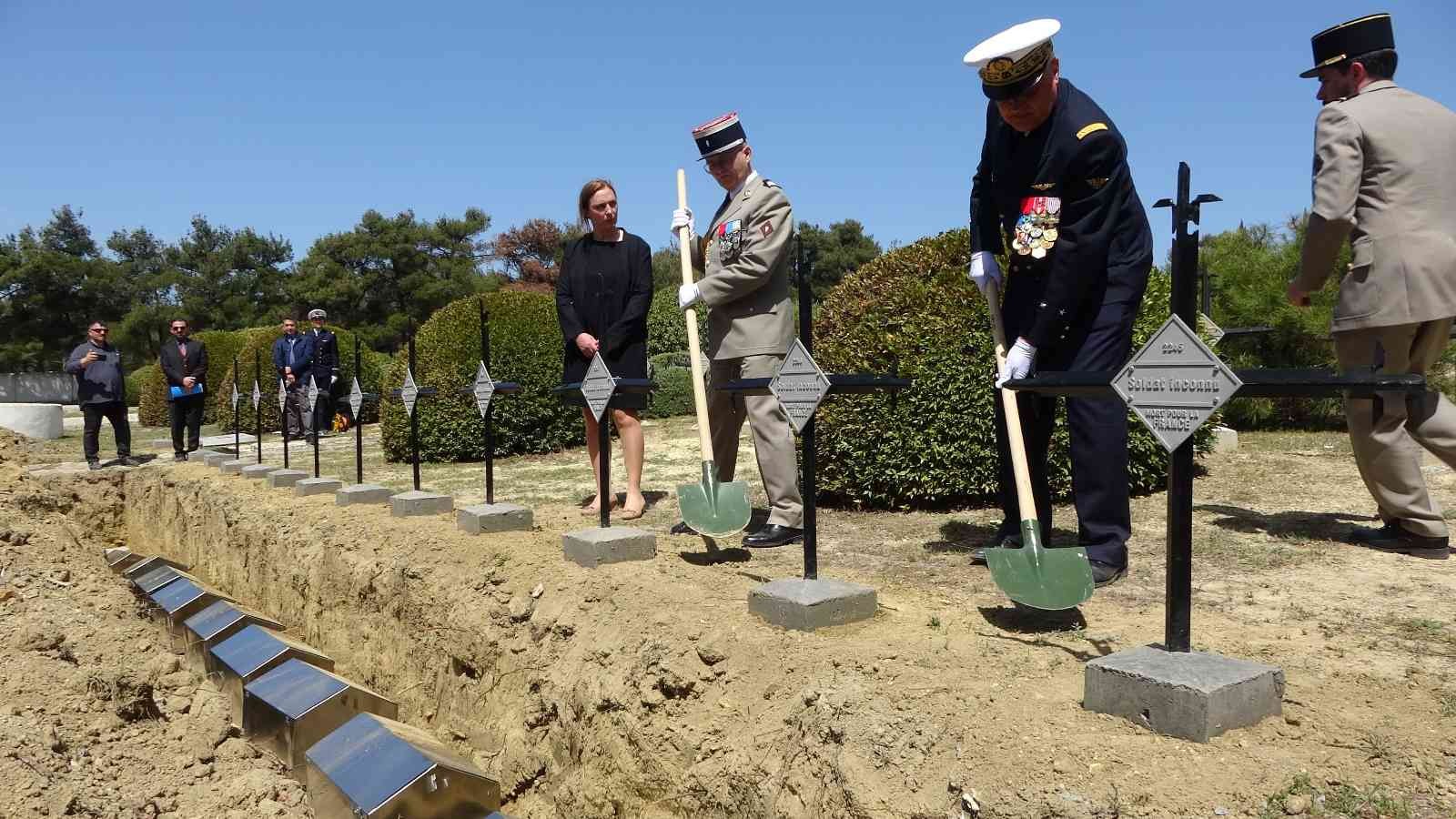 Seddülbahir Kalesi restorasyonunda bulunan Fransız askerlerinin kemikleri törenle defnedildi Çanakkale’de Seddülbahir Kalesi restorasyon projesi çerçevesinde sürdürülen arkeolojik alan çalışmalarında bulunan 17 Fransız askerine ait ...