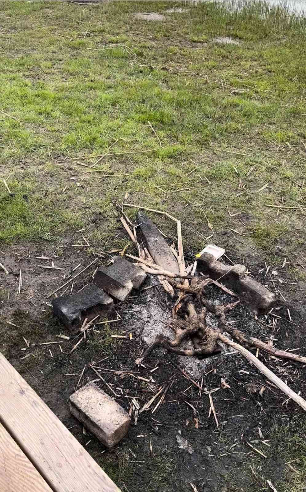 Şehir magandaları piknik masasını yaktı Bursa’nın Nilüfer ilçesinde Bursa Büyükşehir Belediye tarafından mesire alanına konulan ahşap piknik masası şehir magandaları tarafından ...