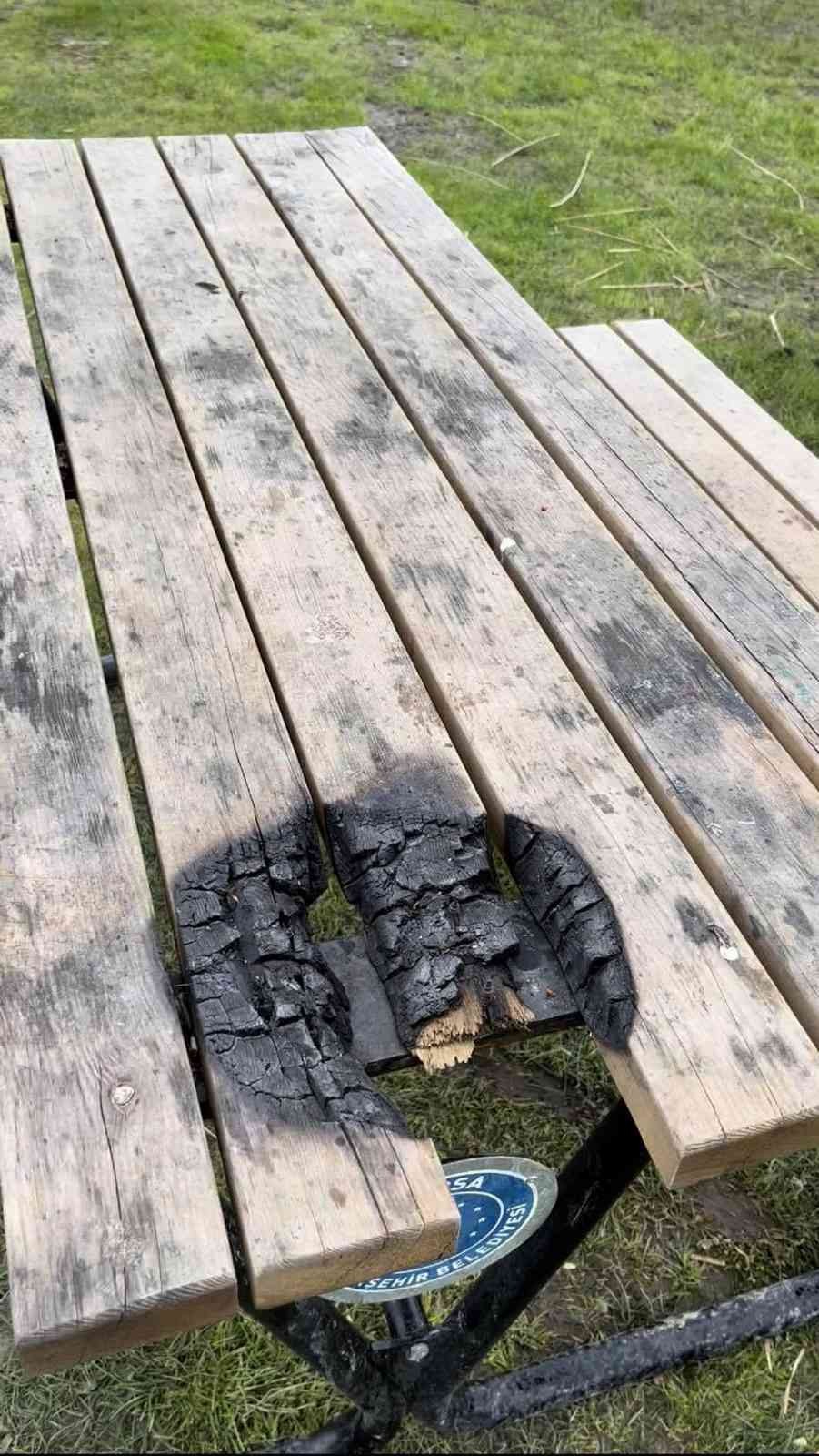 Şehir magandaları piknik masasını yaktı Bursa’nın Nilüfer ilçesinde Bursa Büyükşehir Belediye tarafından mesire alanına konulan ahşap piknik masası şehir magandaları tarafından ...