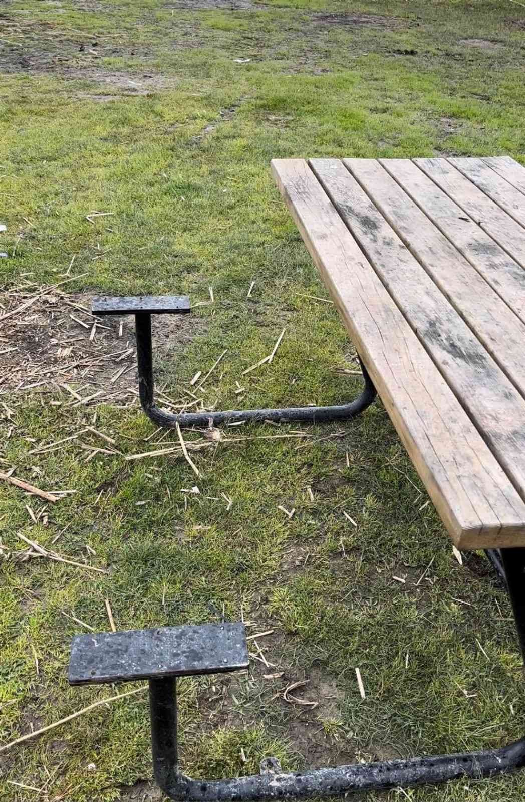 Şehir magandaları piknik masasını yaktı Bursa’nın Nilüfer ilçesinde Bursa Büyükşehir Belediye tarafından mesire alanına konulan ahşap piknik masası şehir magandaları tarafından ...