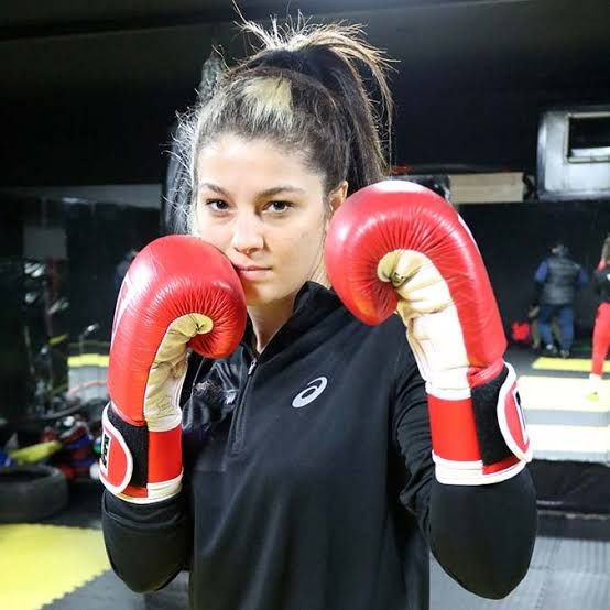 Seren Ay Çetin’in ringe çıkacağı WBC gümüş kemer maçının gelirleri Ukrayna’ya gidecek. Türk boksör Seren Ay Çetin’in Avusturyalı Eva Voraberger ...