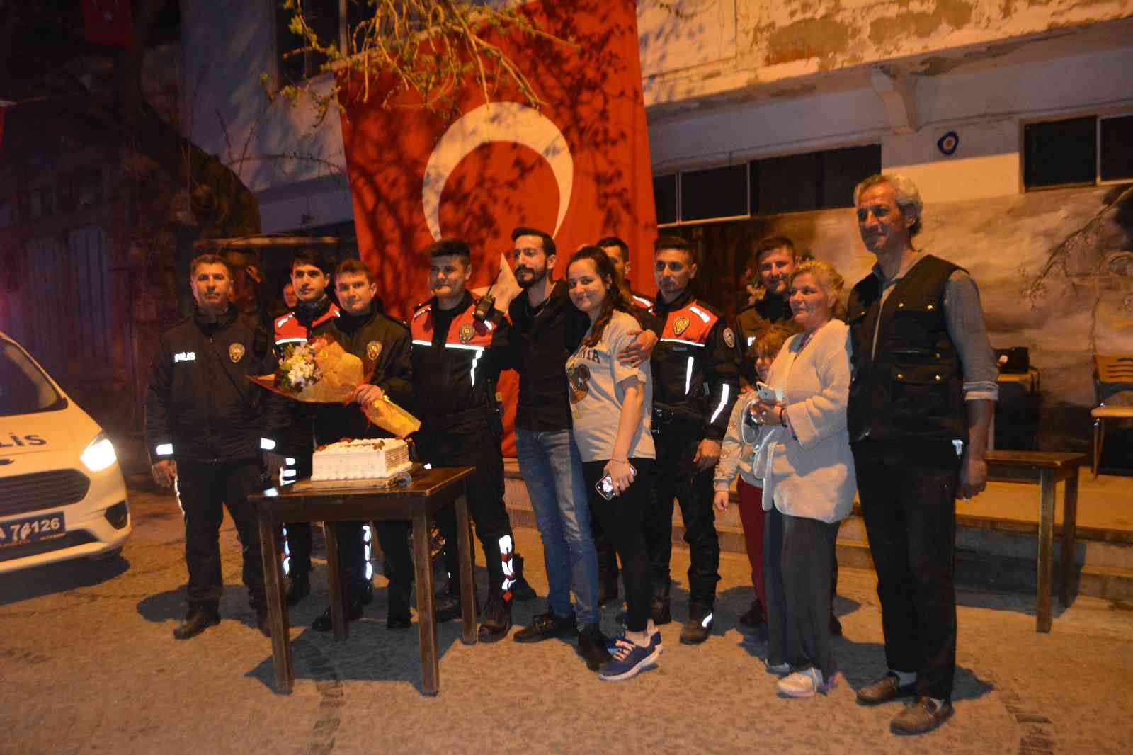 Silahlı çatışma ihbarından polise sürpriz kutlama çıktı Balıkesir’in Ayvalık ilçesinde, silahlı çatışma ihbarı üzerine olay yerine giden polisler, mahalle halkının sürprizi ile karşılaştı. Ayvalık’ın ...