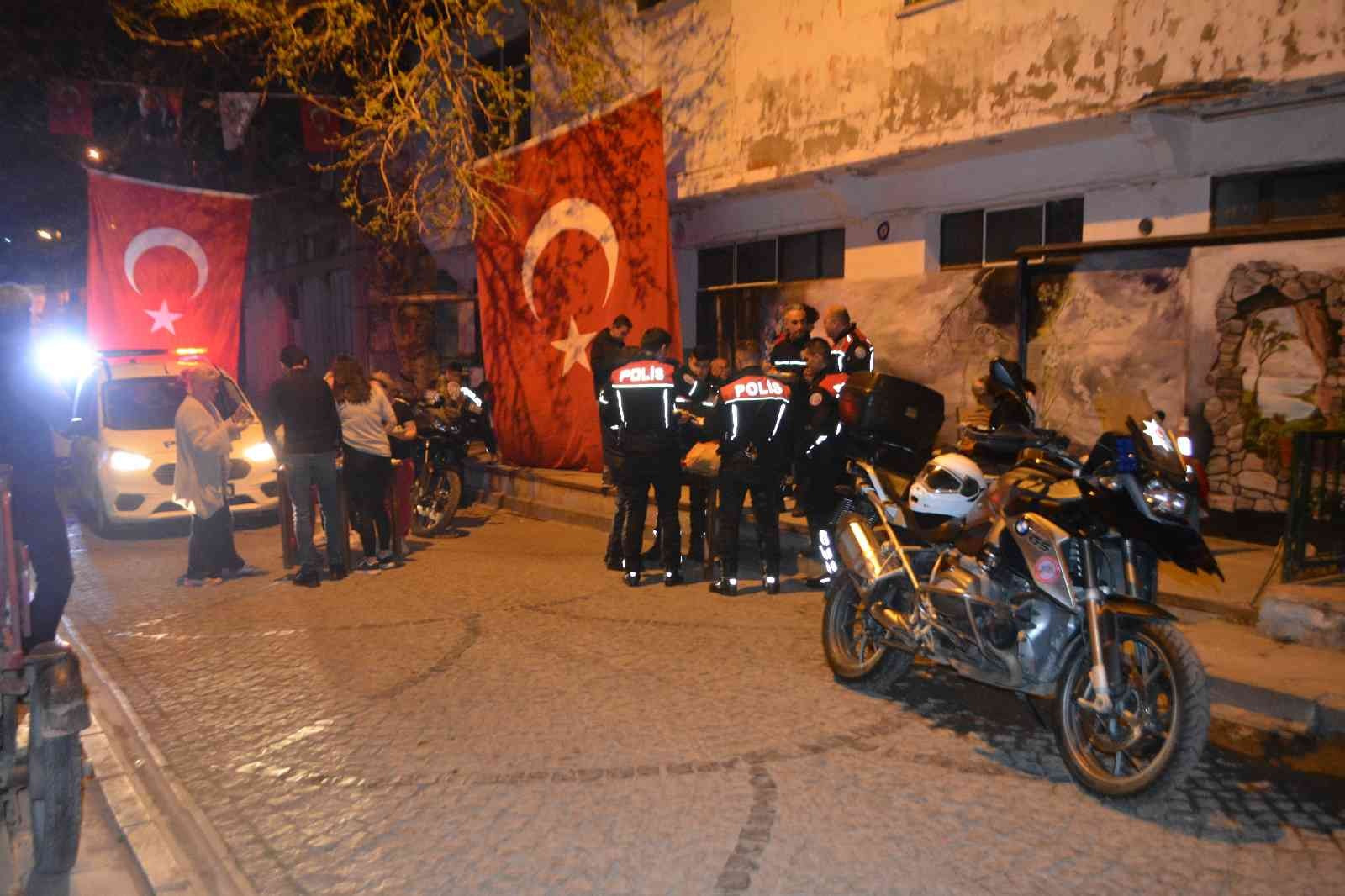 Silahlı çatışma ihbarından polise sürpriz kutlama çıktı Balıkesir’in Ayvalık ilçesinde, silahlı çatışma ihbarı üzerine olay yerine giden polisler, mahalle halkının sürprizi ile karşılaştı. Ayvalık’ın ...