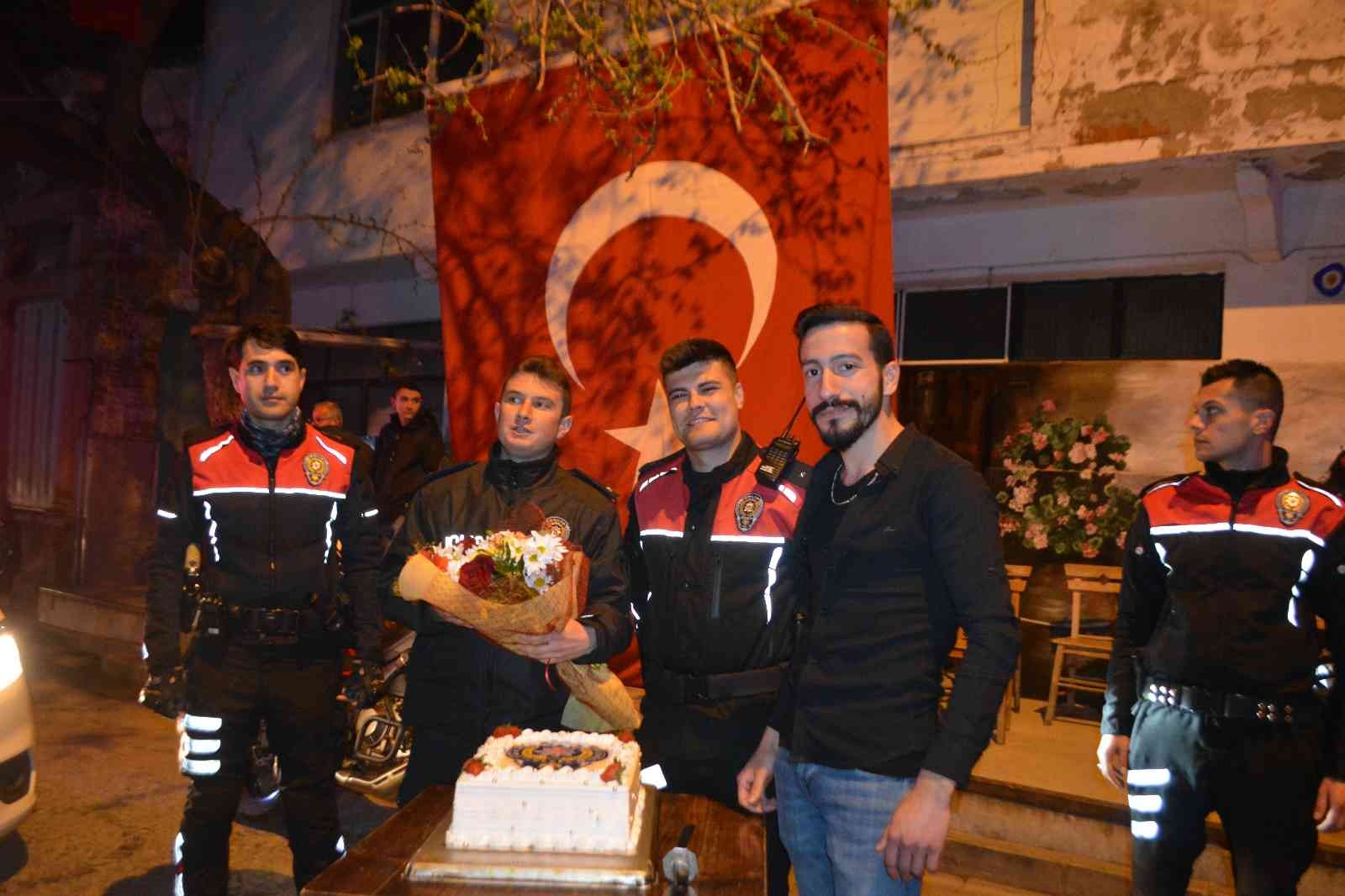 Silahlı çatışma ihbarından polise sürpriz kutlama çıktı Balıkesir’in Ayvalık ilçesinde, silahlı çatışma ihbarı üzerine olay yerine giden polisler, mahalle halkının sürprizi ile karşılaştı. Ayvalık’ın ...