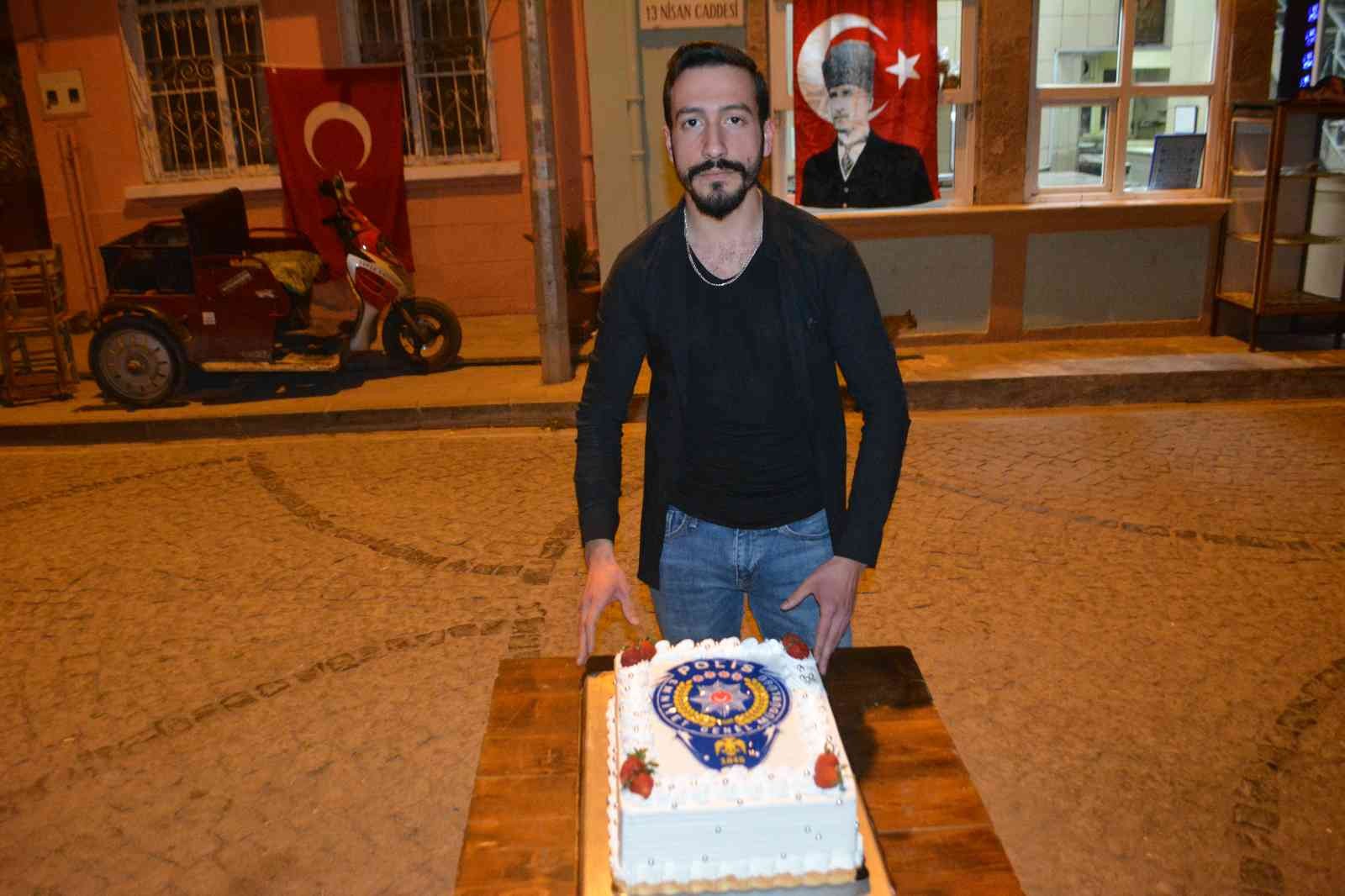 Silahlı çatışma ihbarından polise sürpriz kutlama çıktı Balıkesir’in Ayvalık ilçesinde, silahlı çatışma ihbarı üzerine olay yerine giden polisler, mahalle halkının sürprizi ile karşılaştı. Ayvalık’ın ...