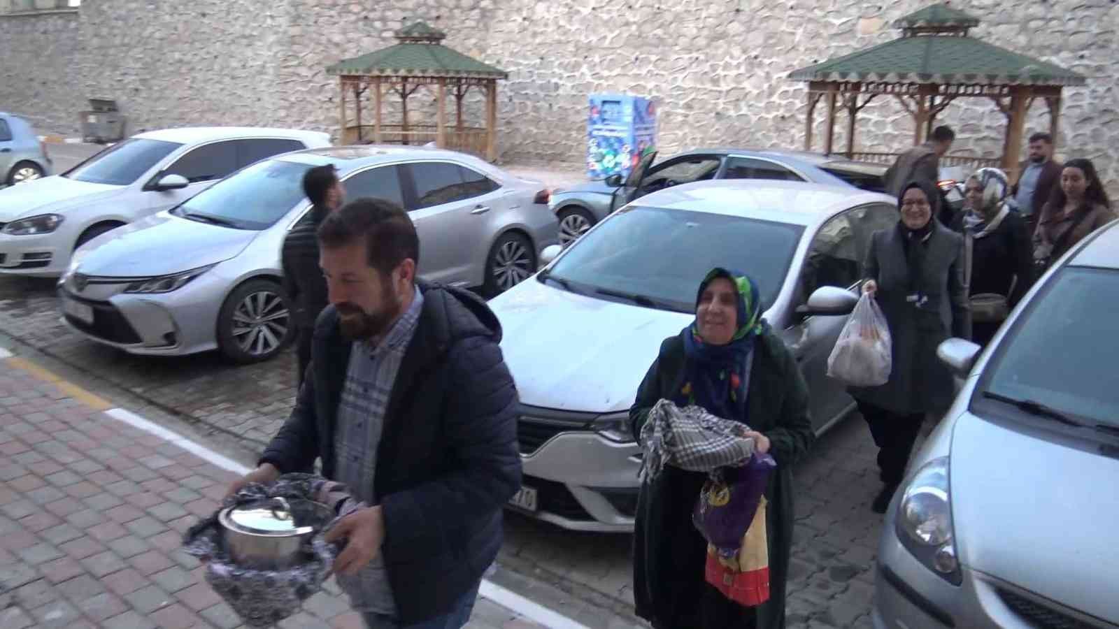 Sındırgı’da çat kapı iftarla mutluluk dağıtılıyor Sındırgı’da Ramazan ayı farklı bir atmosferde yaşanıyor. Her gün 400’den fazla kişinin evlerine ulaştırılan sıcak iftar yemeklerinden, geleneksel ...