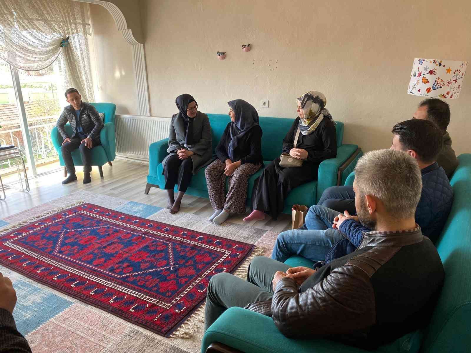 Sındırgı’da çat kapı iftarla mutluluk dağıtılıyor Sındırgı’da Ramazan ayı farklı bir atmosferde yaşanıyor. Her gün 400’den fazla kişinin evlerine ulaştırılan sıcak iftar yemeklerinden, geleneksel ...