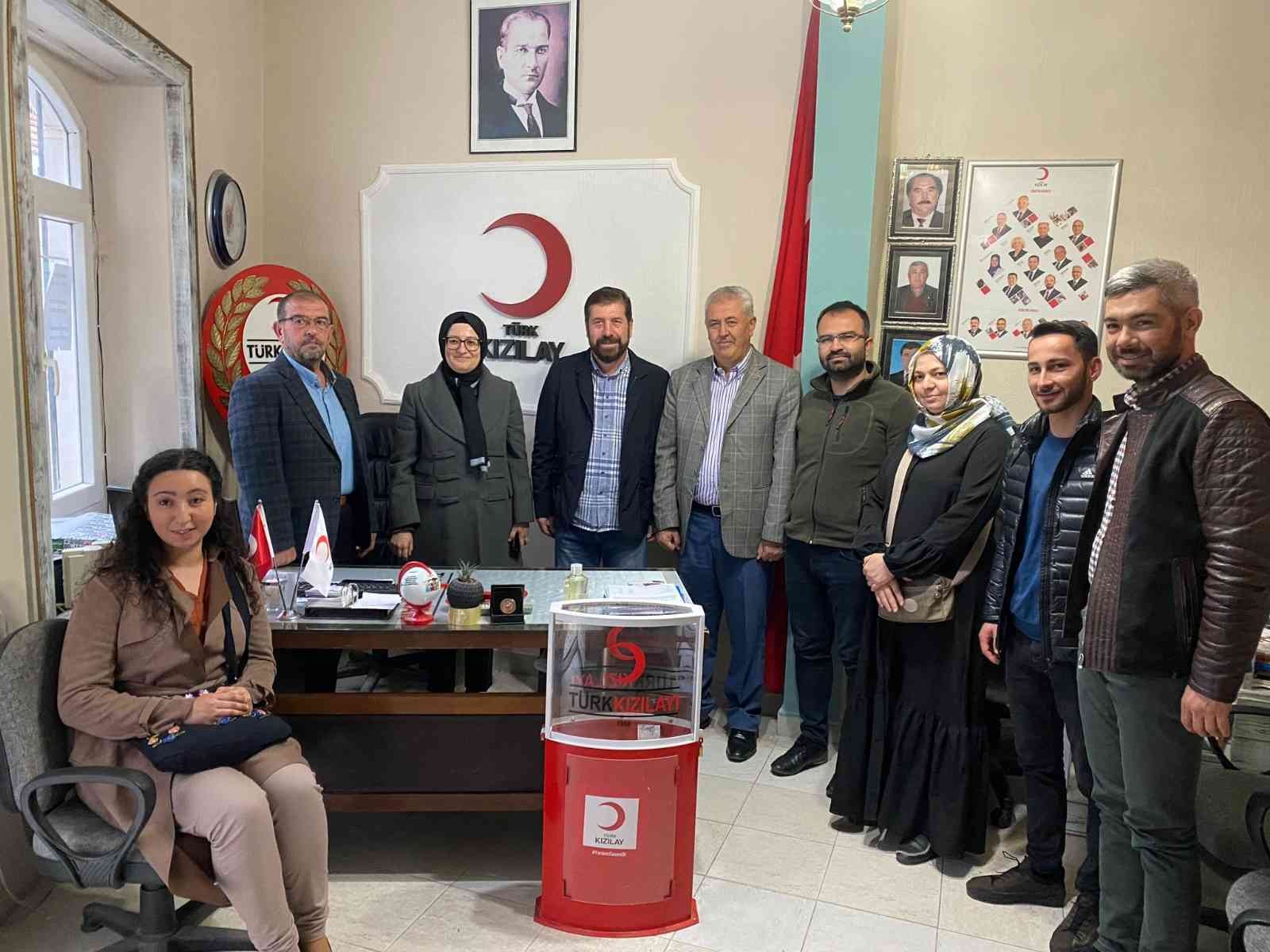 Sındırgı’da çat kapı iftarla mutluluk dağıtılıyor Sındırgı’da Ramazan ayı farklı bir atmosferde yaşanıyor. Her gün 400’den fazla kişinin evlerine ulaştırılan sıcak iftar yemeklerinden, geleneksel ...