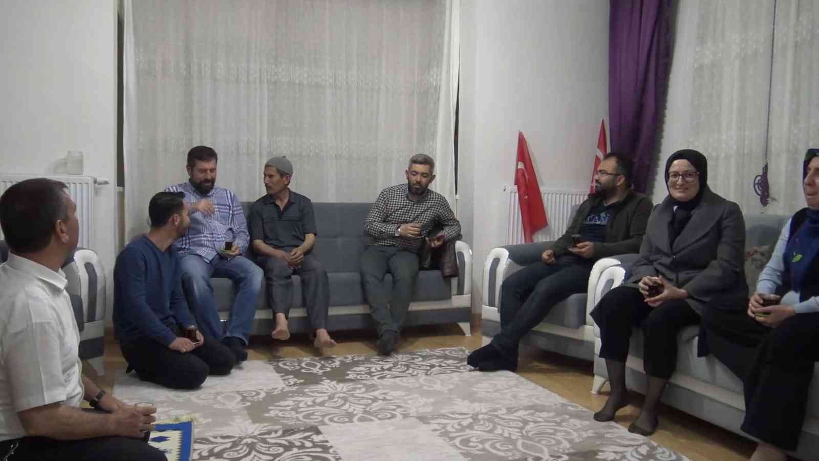 Sındırgı’da çat kapı iftarla mutluluk dağıtılıyor Sındırgı’da Ramazan ayı farklı bir atmosferde yaşanıyor. Her gün 400’den fazla kişinin evlerine ulaştırılan sıcak iftar yemeklerinden, geleneksel ...