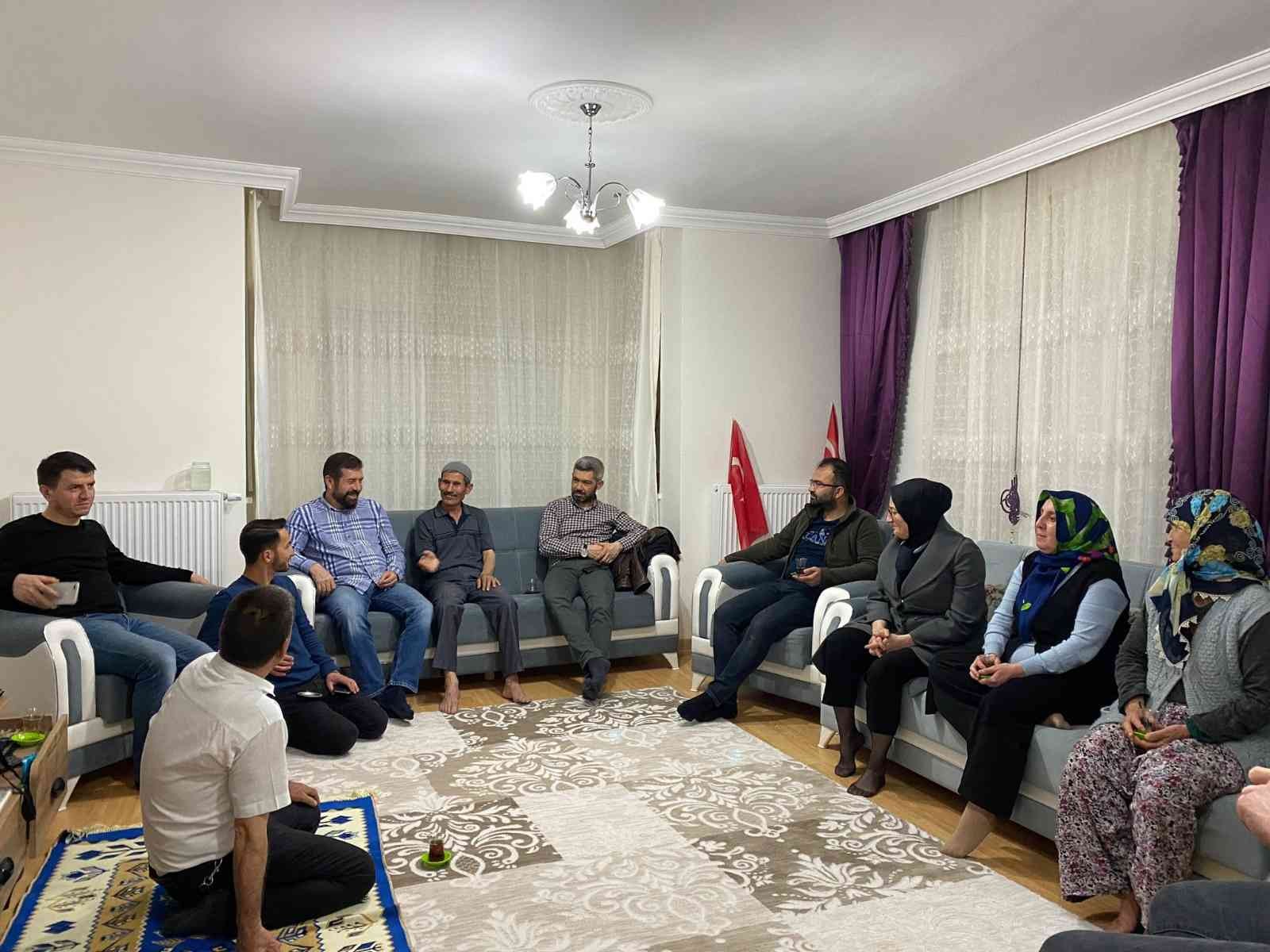 Sındırgı’da çat kapı iftarla mutluluk dağıtılıyor Sındırgı’da Ramazan ayı farklı bir atmosferde yaşanıyor. Her gün 400’den fazla kişinin evlerine ulaştırılan sıcak iftar yemeklerinden, geleneksel ...