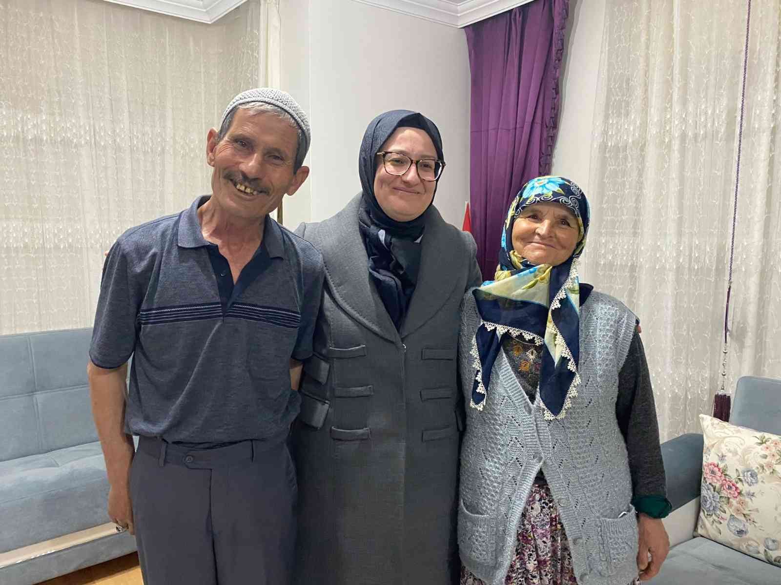 Sındırgı’da çat kapı iftarla mutluluk dağıtılıyor Sındırgı’da Ramazan ayı farklı bir atmosferde yaşanıyor. Her gün 400’den fazla kişinin evlerine ulaştırılan sıcak iftar yemeklerinden, geleneksel ...