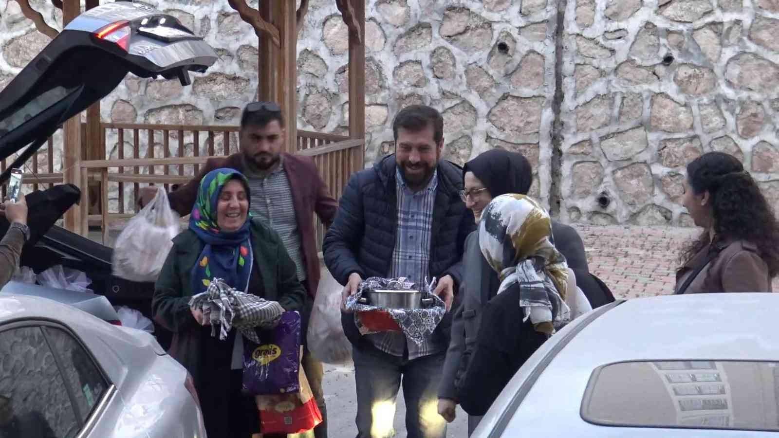 Sındırgı’da çat kapı iftarla mutluluk dağıtılıyor Sındırgı’da Ramazan ayı farklı bir atmosferde yaşanıyor. Her gün 400’den fazla kişinin evlerine ulaştırılan sıcak iftar yemeklerinden, geleneksel ...