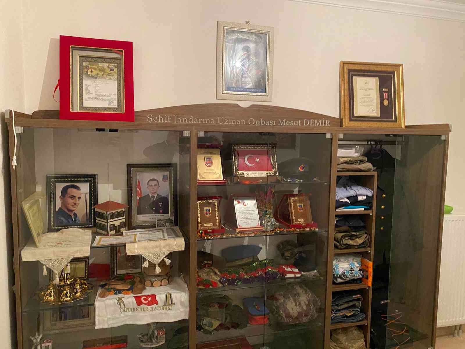 Sındırgı’da çat kapı iftarla mutluluk dağıtılıyor Sındırgı’da Ramazan ayı farklı bir atmosferde yaşanıyor. Her gün 400’den fazla kişinin evlerine ulaştırılan sıcak iftar yemeklerinden, geleneksel ...