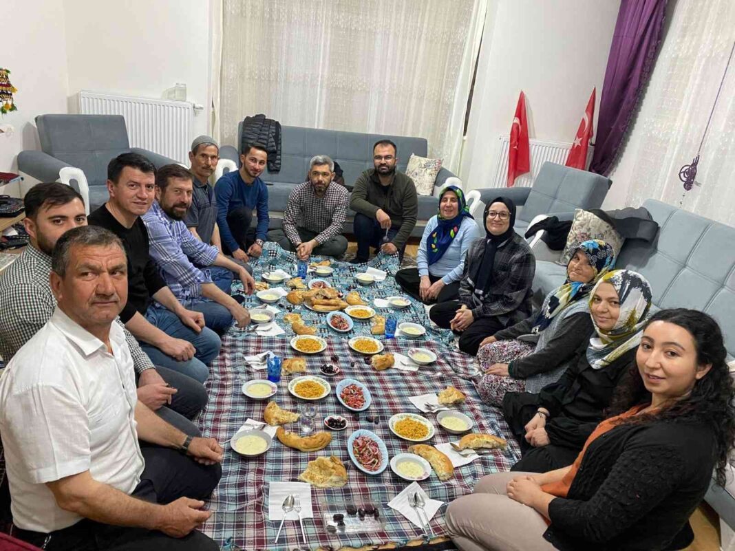 sindirgida-cat-kapi-iftarla-mutluluk-dagitiliyor-XXxMmXct.jpg