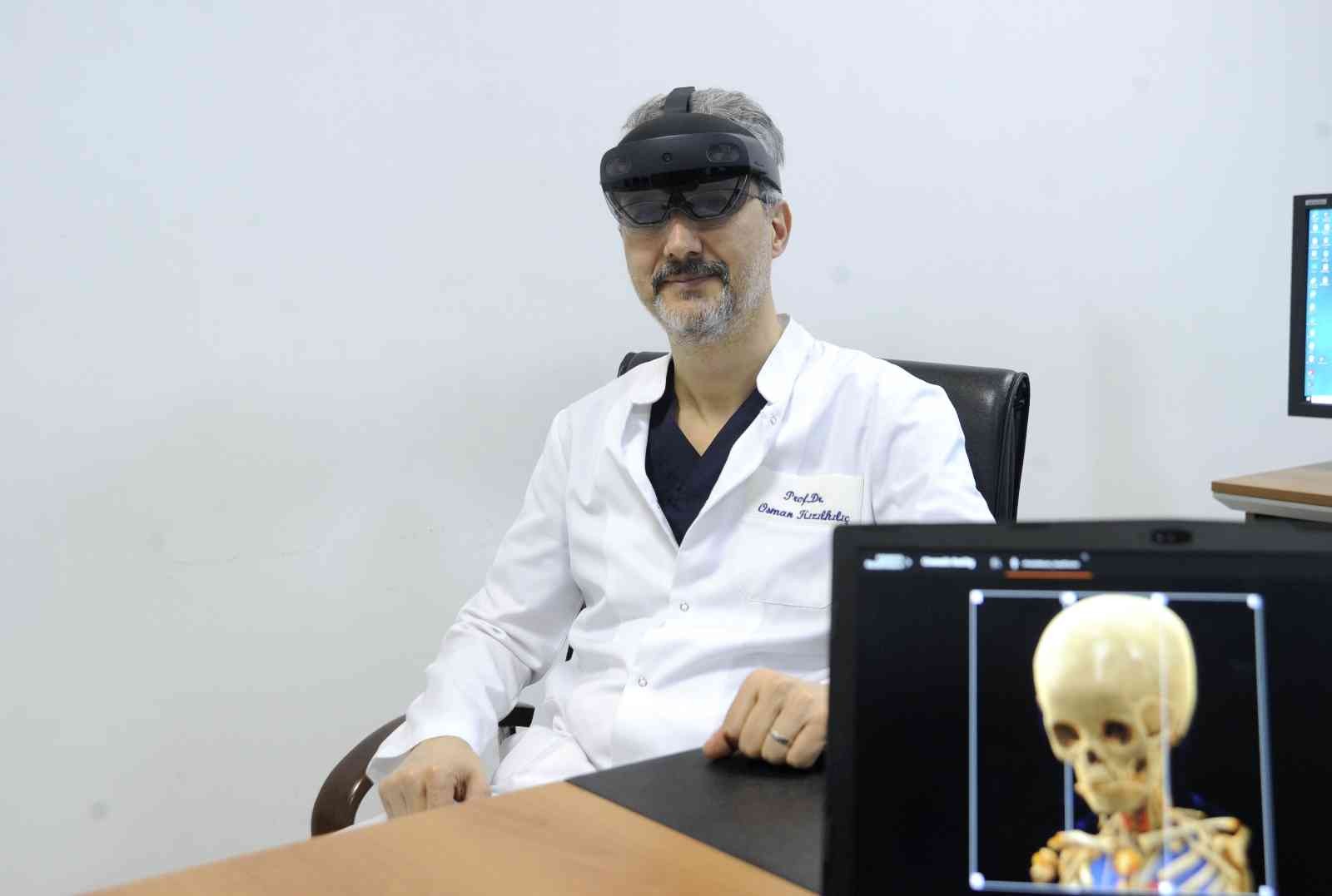 Sinematik Gerçeklik uygulaması ile klinik görüntüler detaylı olarak 3D şeklinde izlenebiliyor. Geliştirilen uygulama özellikle beyin ve damar ...
