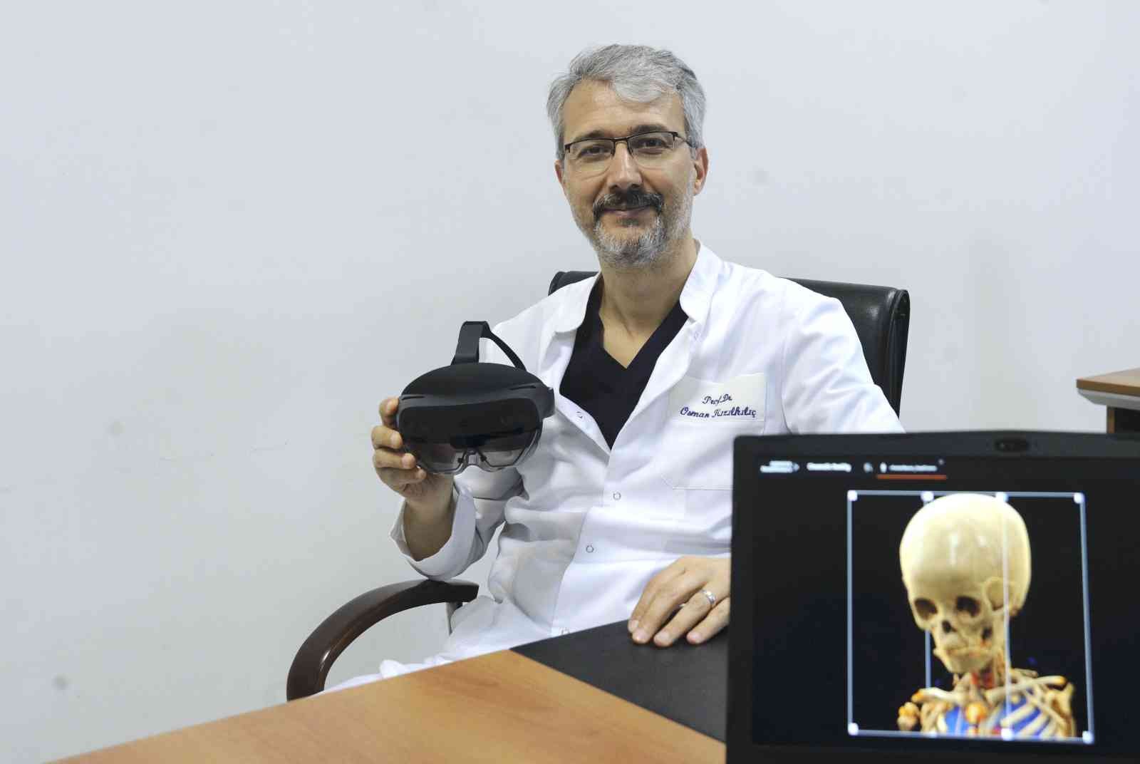 Sinematik Gerçeklik uygulaması ile klinik görüntüler detaylı olarak 3D şeklinde izlenebiliyor. Geliştirilen uygulama özellikle beyin ve damar ...