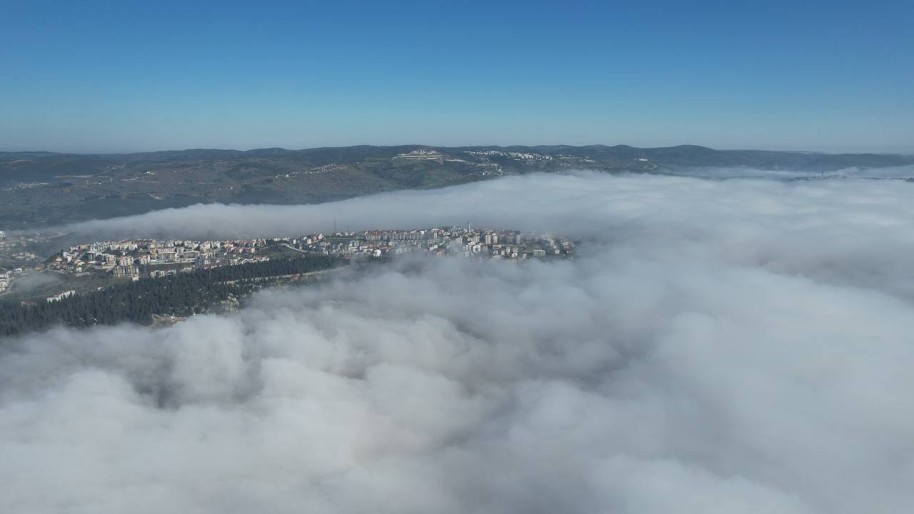 Sis bulutlarının mest eden dansı Kocaeli’de etkisini gösteren yoğun sis, seyrine doyum olmayan eşsiz manzaralar sundu. Kocaeli’de sabah saatlerinde etkisini gösteren sis havadan ...
