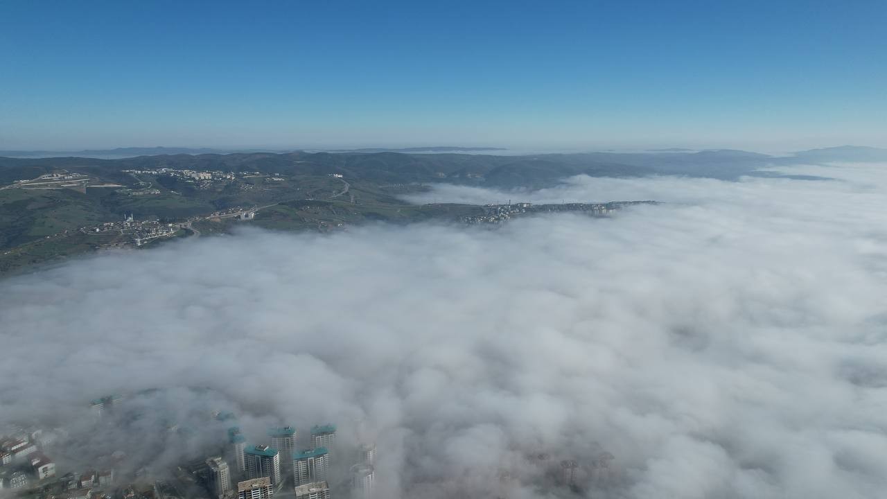Sis bulutlarının mest eden dansı Kocaeli’de etkisini gösteren yoğun sis, seyrine doyum olmayan eşsiz manzaralar sundu. Kocaeli’de sabah saatlerinde etkisini gösteren sis havadan ...