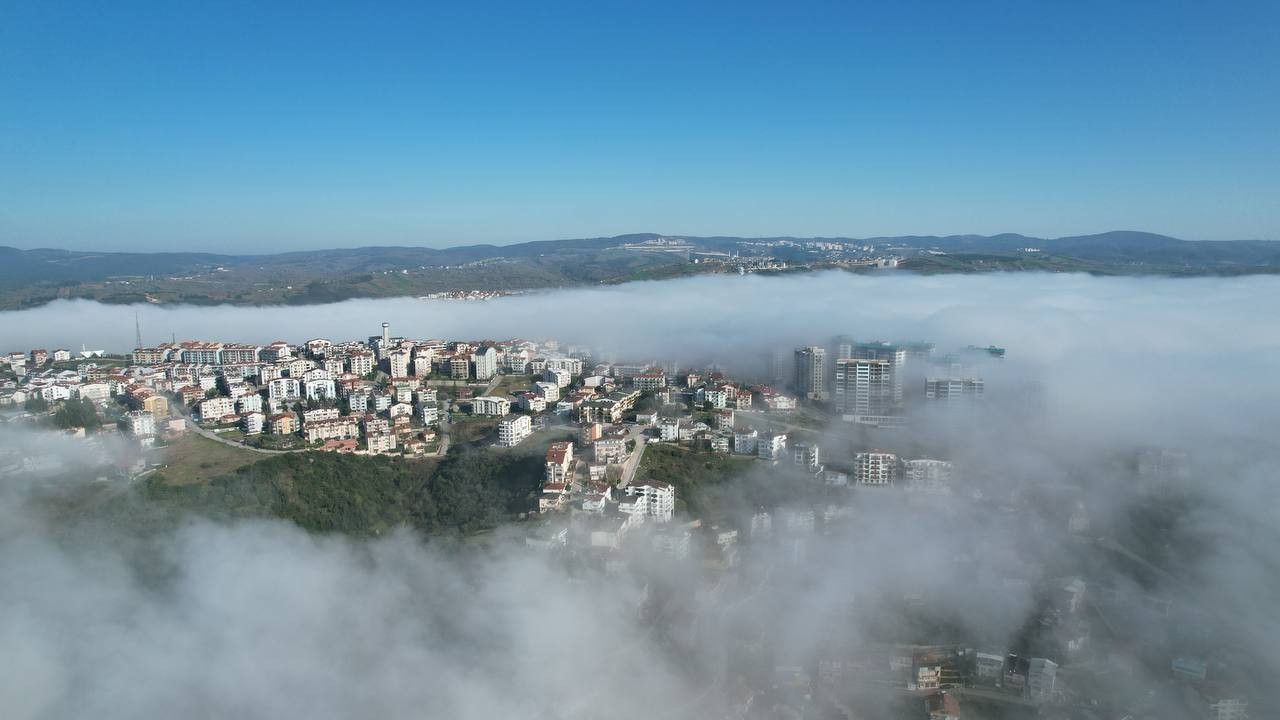 Sis bulutlarının mest eden dansı Kocaeli’de etkisini gösteren yoğun sis, seyrine doyum olmayan eşsiz manzaralar sundu. Kocaeli’de sabah saatlerinde etkisini gösteren sis havadan ...