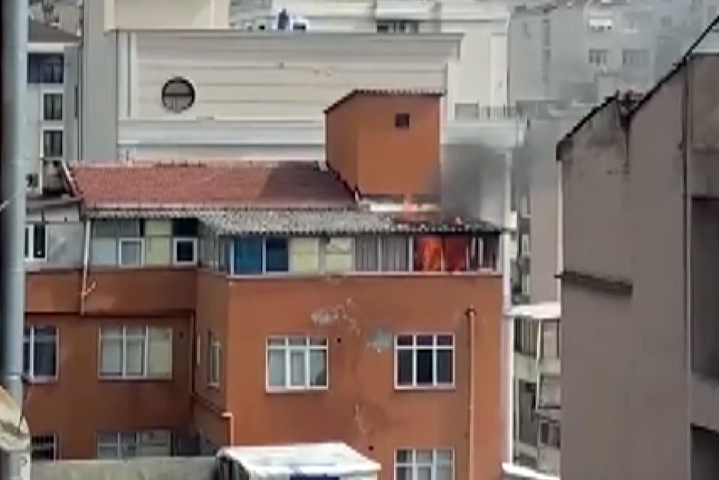 Şişli’de pansiyonda korku dolu anlar: Patlama sesi duyuldu Şişli’de bir pansiyonda yangın çıktı. Patlama seslerinin duyulduğu yangın büyük paniğe neden olurken dumandan etkilenen iki kişiye sağlık ...